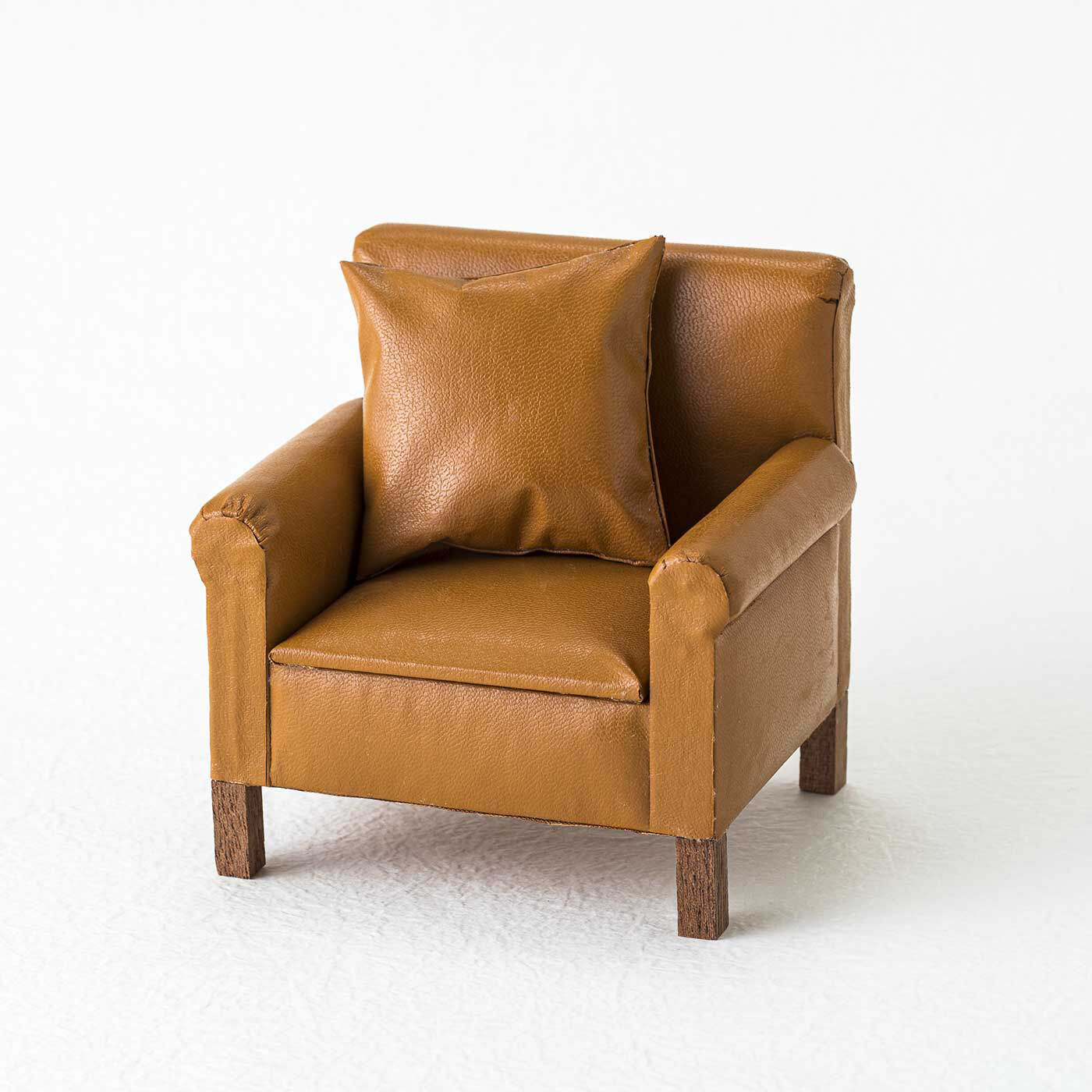 クチュリエ|アンティークな雰囲気をまとった　小物入れにもなるミニチュア家具キット ～ソファ～|●こちらのキットのできあがり作品例です。