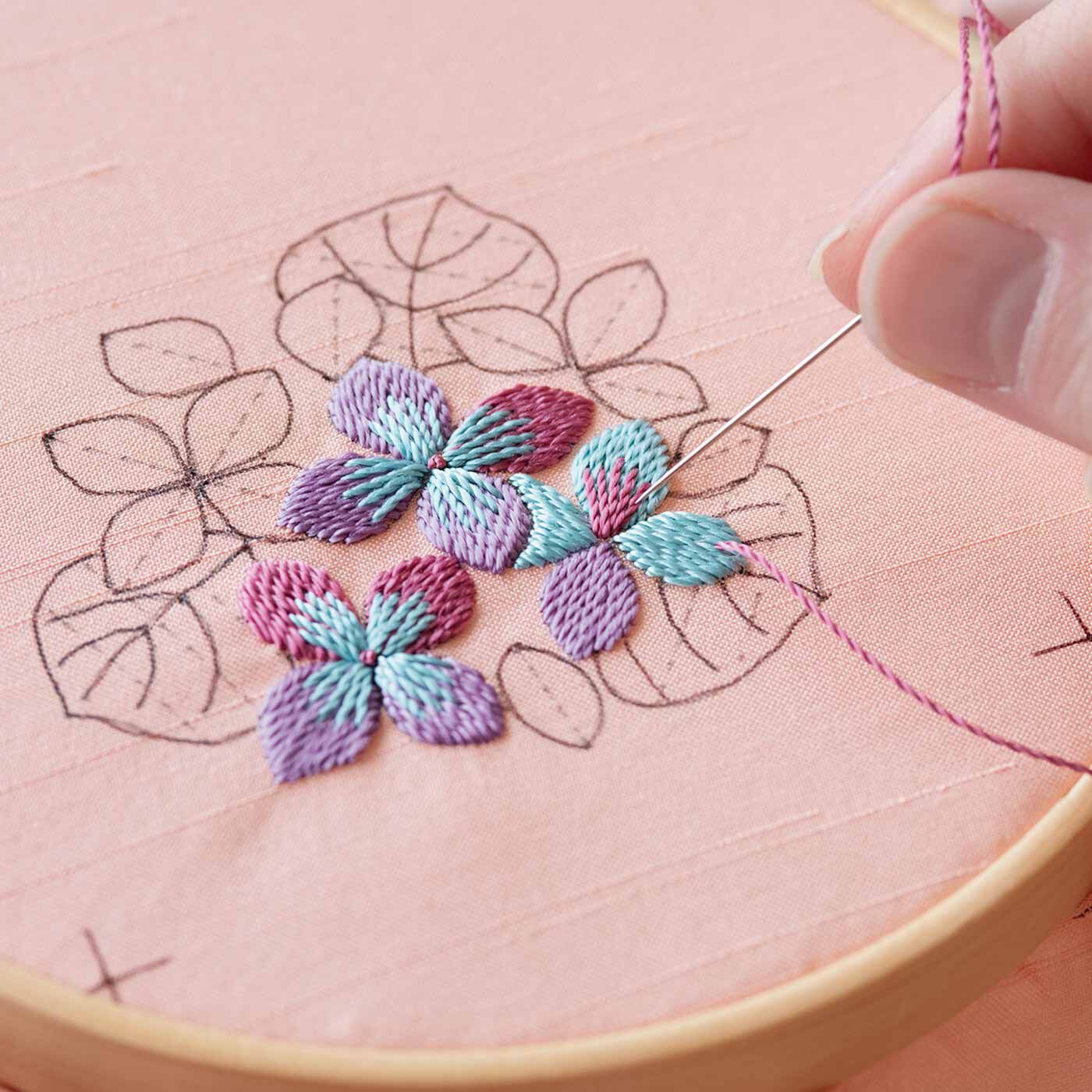 クチュリエ|日本刺しゅうにあこがれて　絹糸の優美な輝き文様フレームの会|ふっくらと浮かびあがる絹糸の光沢は、日本刺しゅうならでは。
