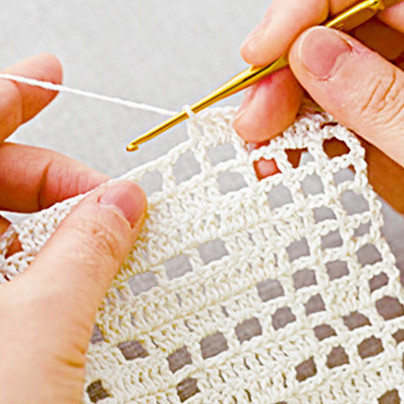 クチュリエ|ふんわりやさしい色でつなぐ　方眼編みと模様編みドイリーの会|くさり編みと長編みでマス目を作るように図案を編みます。