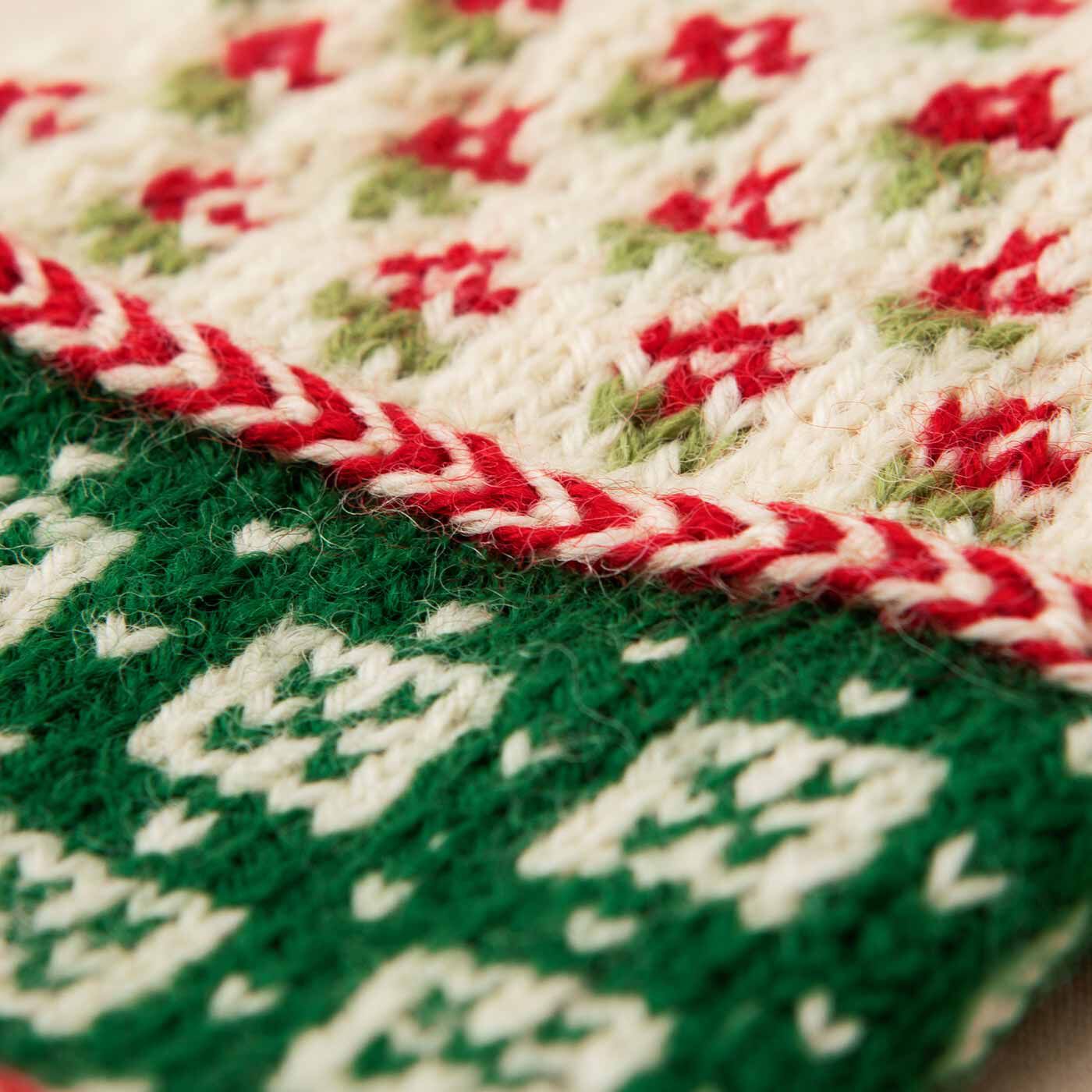 クチュリエ|ラトビアにあこがれて 編み込み模様がかわいい 三角あたまのミトンの会|手首のアクセントとなるぽこっとねじれた編み目は、“キヒノヴィッツ”と呼ばれる伝統技法。エストニアの小さな島“キヒヌ”が由来で、バルト三国のミトンによく見られます。