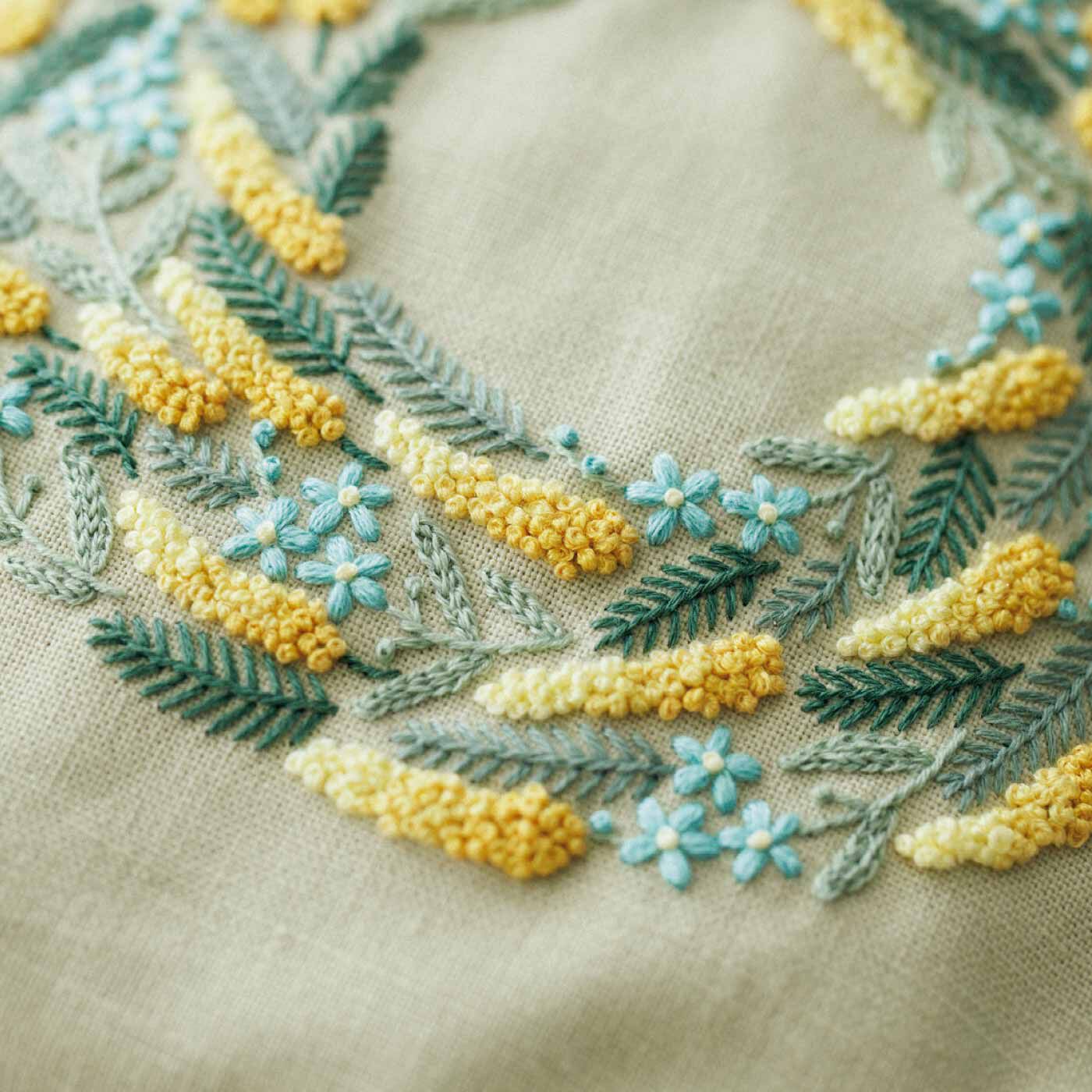 Couturier[クチュリエ]|【6月分以降お届け】多彩な色で魅せる豊かな世界 植物をぎゅっと詰め込んだ 刺しゅうポーチの会|繊細で愛らしいお花の美しい色遣いと立体感にうっとり。