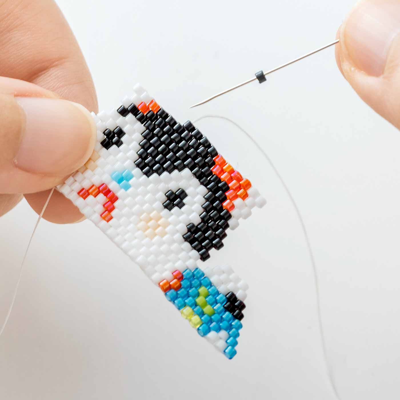 Couturier|【タイプが選べる】縁起もので開運祈願！ 粋なビーズステッチチャーム|針でビーズを糸に通し、1段ずつ編むようモチーフを描きます。