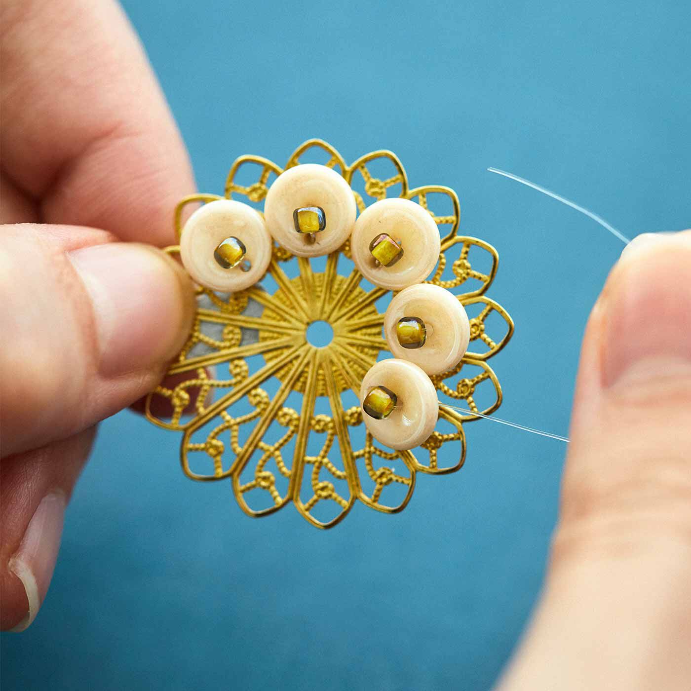 Couturier[クチュリエ]|【タイプが選べる】チェコの個性派ビーズがアクセントビーズワーク入門アクセサリー|シャワー台にテグスでビーズを編み付けます（タイプ3）。