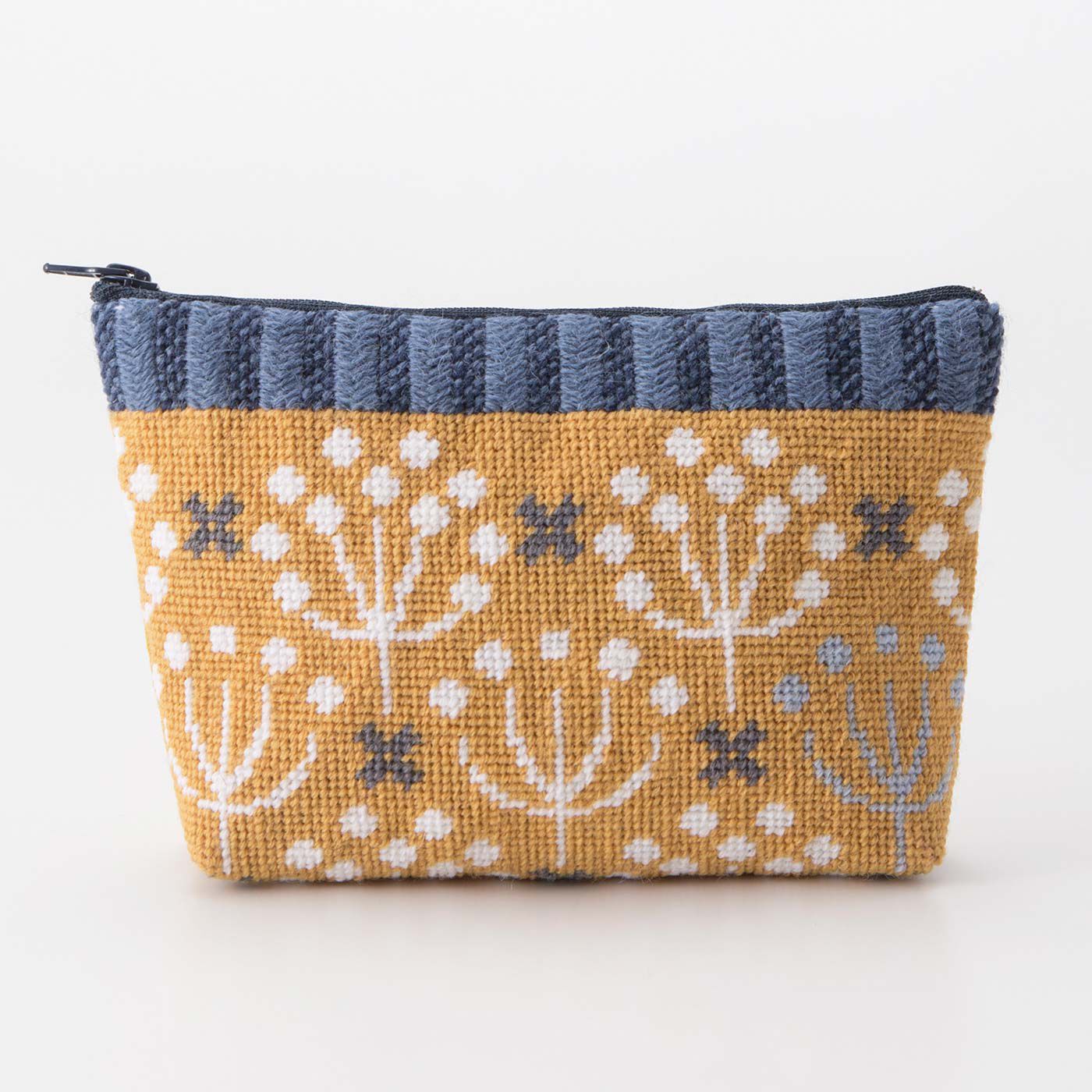 Couturier[クチュリエ]|【タイプが選べる】北欧の花と実を描く テキスタイルみたいなニードルポイントポーチ|タイプ4：ミレフォリウム〈モバイルポーチ〉　できあがりサイズ：縦約11cm、横約18cm、まち幅約4cm