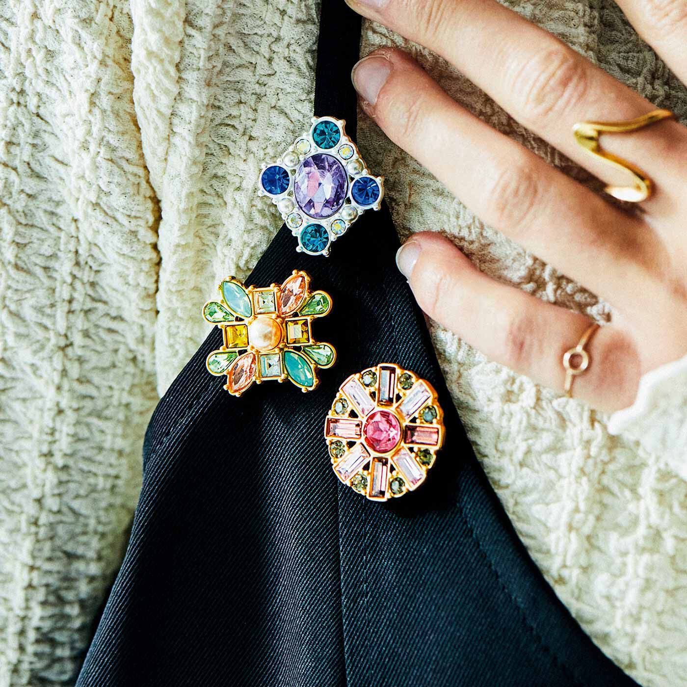 Couturier[クチュリエ]|貼るだけで完成！ カラフルビジューのピンブローチの会|直径2.5cmのほどよいサイズ感。ピン付き石座で実用的。