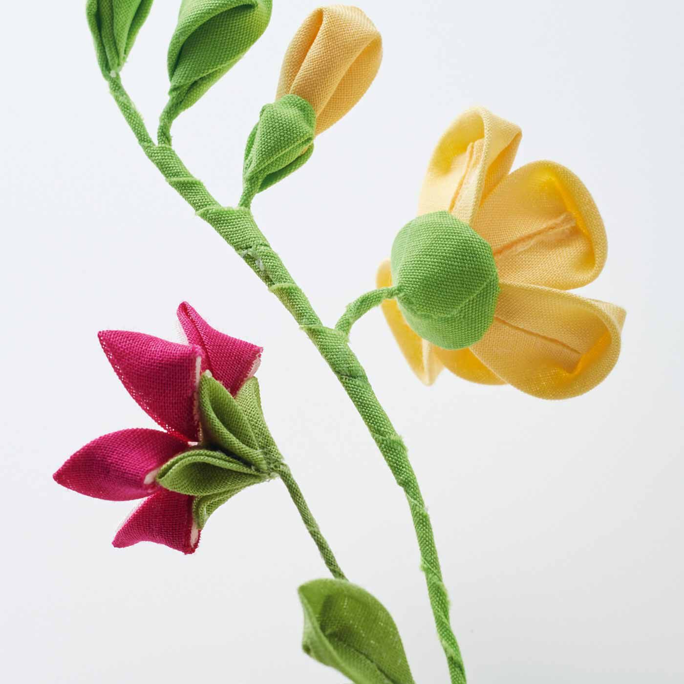 クチュリエ|繊細さにうっとり 毎日をやさしく彩る つまみ細工の小さな花束の会|花びらやがくなどの裏側の表情にもこだわりが。