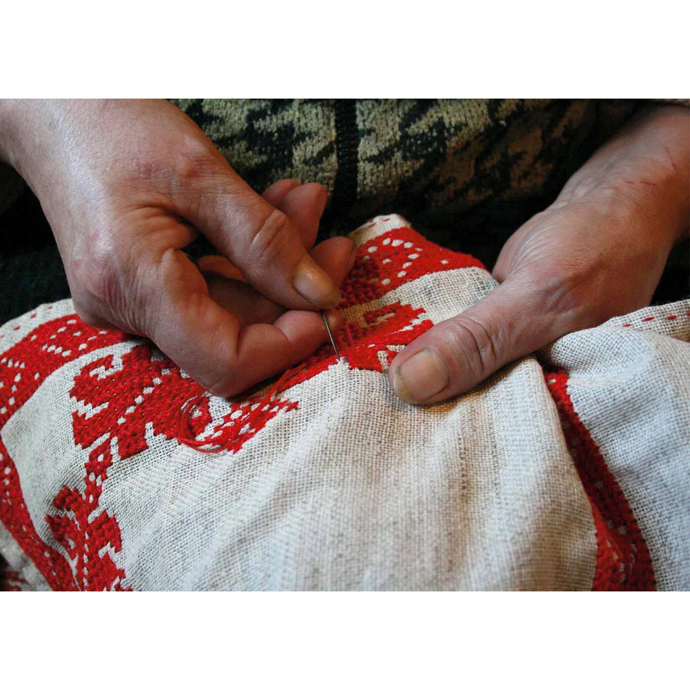 クチュリエ|トランシルヴァニアからの贈り物 カロタセグの編みクロスステッチタペストリーの会|丹念な手仕事から生まれる刺しゅうには、何世代にもわたる、民族の想いや祈りが込められています。
