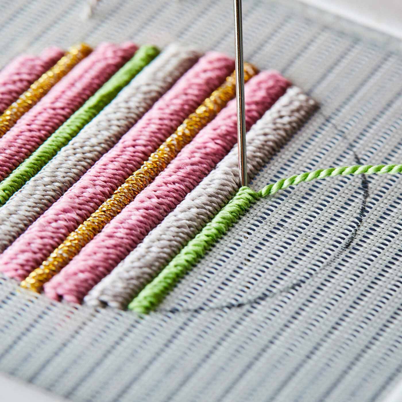 クチュリエ|絹糸の光沢が美しい 日本の伝統刺しゅう 絽（ろ）刺しのブローチの会|美しい光沢の絽刺し糸。