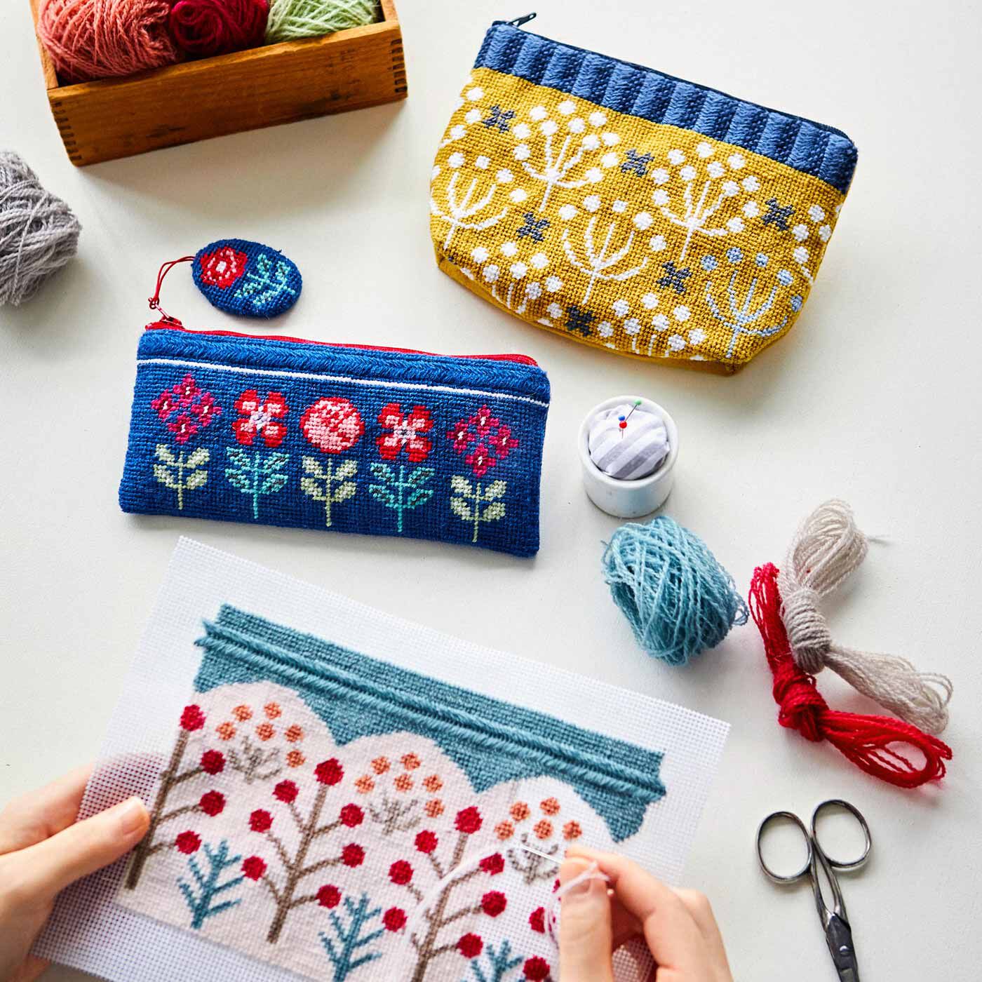 Couturier[クチュリエ]|【タイプが選べる】北欧の花と実を描く テキスタイルみたいなニードルポイントポーチ