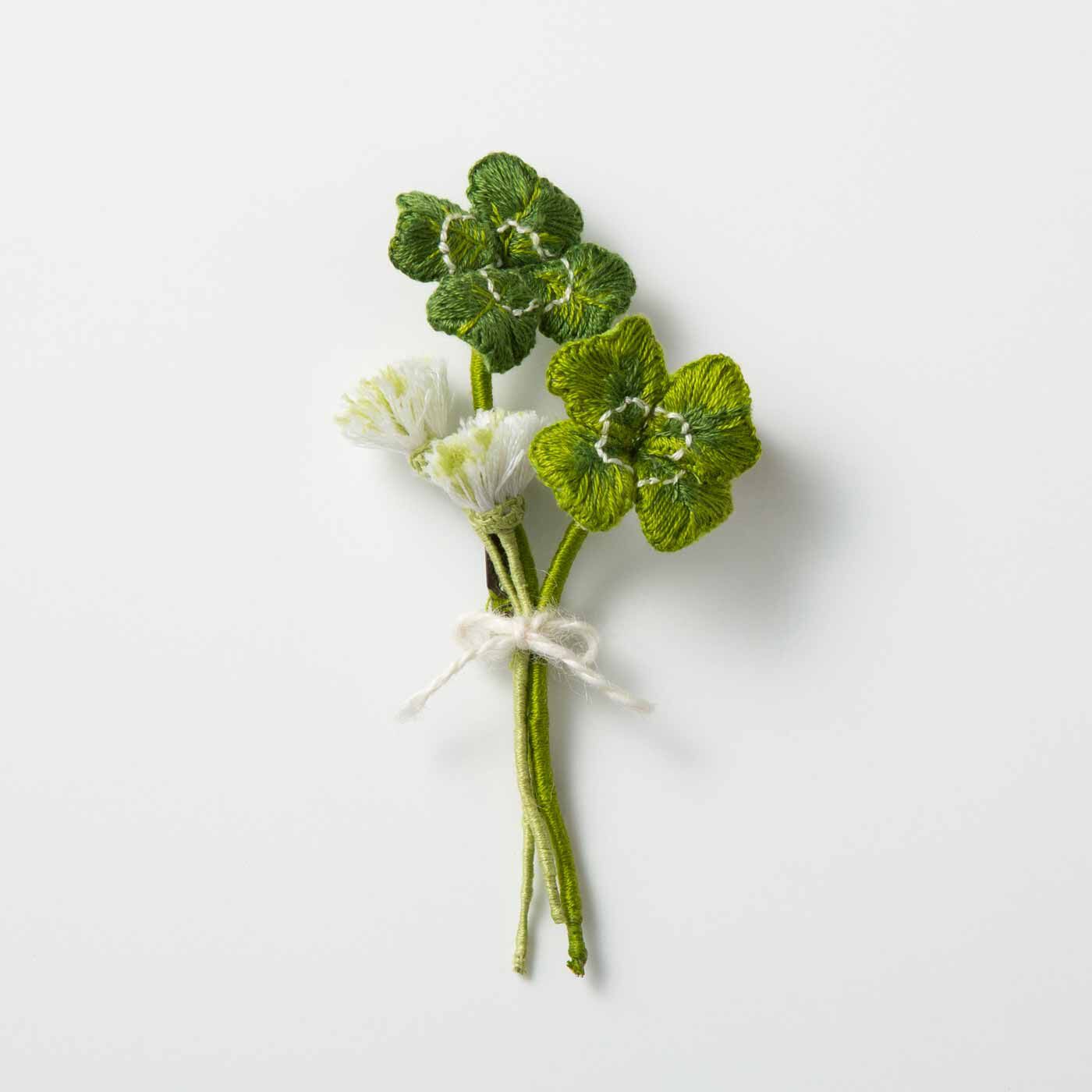 クチュリエ|多彩な花を咲かせて立体的な刺しゅうを楽しむ スタンプワークの会|四つ葉のクローバーとシロツメクサ