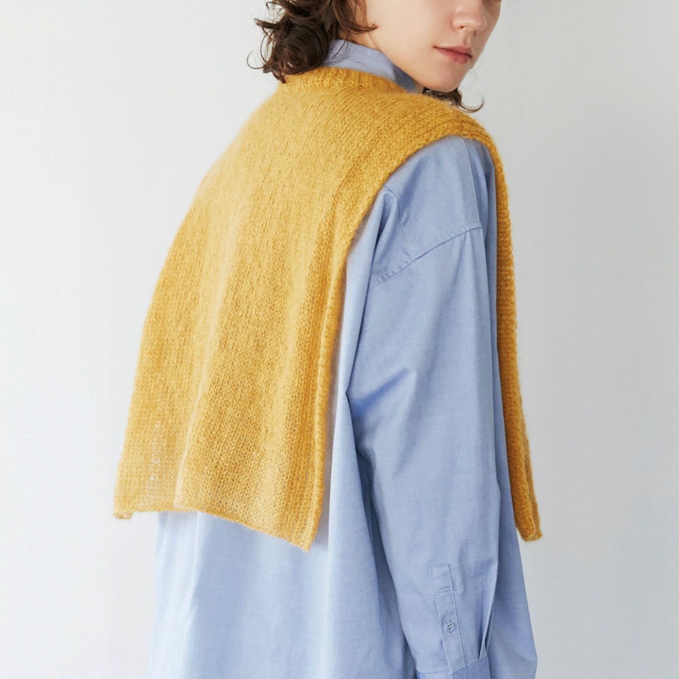 Couturier[クチュリエ]|ROWAN×amuhibi はじめてさんの「着るもの」シリーズ シルク混モヘアのサイドオープンベスト〈イエロー/Mサイズ〉|モデル身長：175cm　着用サイズ：L