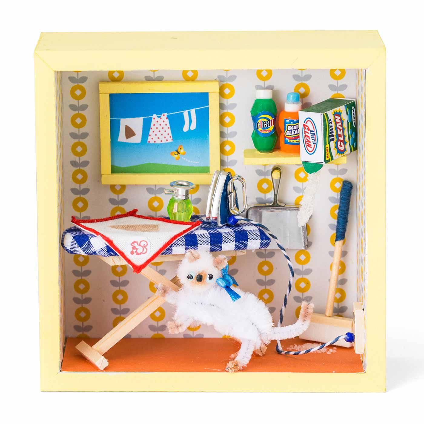 Couturier[クチュリエ]|【タイプが選べる】くすっと笑える動物たちの暮らし 小さな世界が広がるミニチュアボックス|1：【2度あることは3度ある】　今日もまたアイロンがけに失敗！毎回同じところで失敗しちゃう。洗剤までこぼしちゃった！