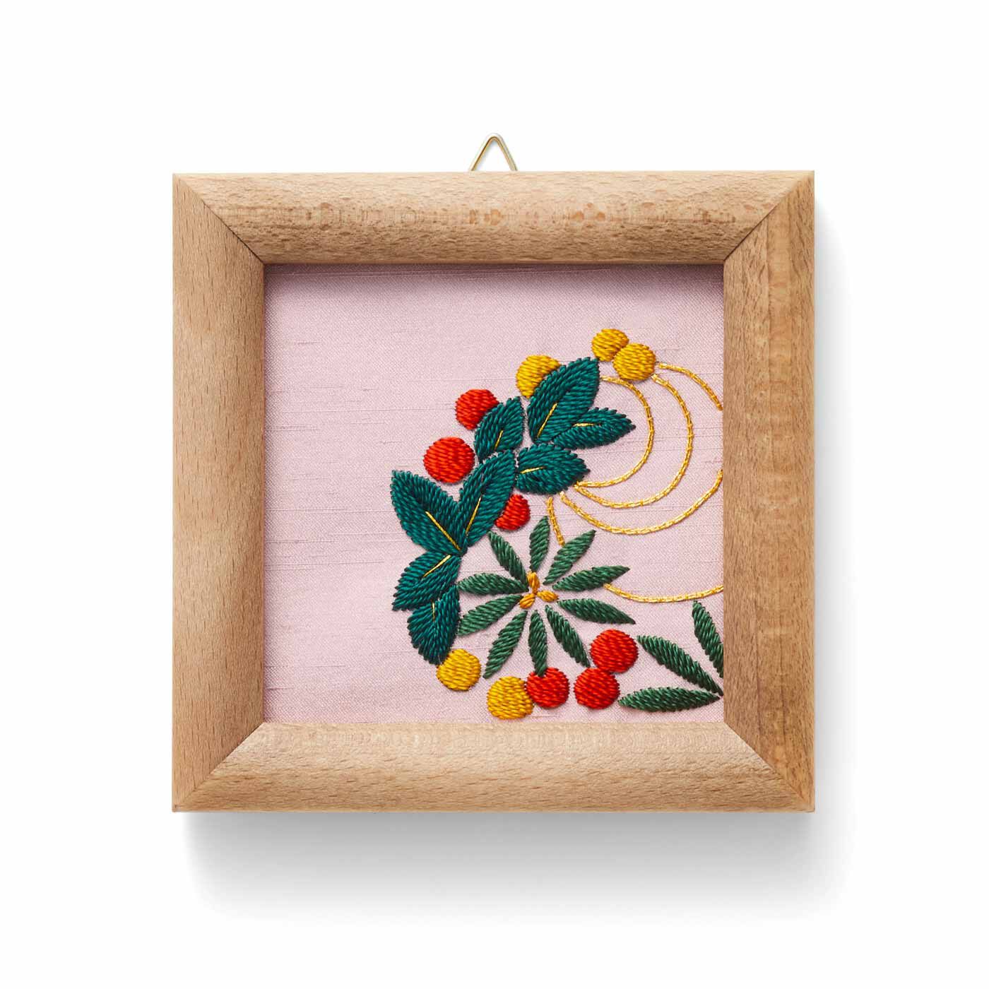 クチュリエ|日本刺しゅうにあこがれて　絹糸の優美な輝き文様フレームの会|和風リース