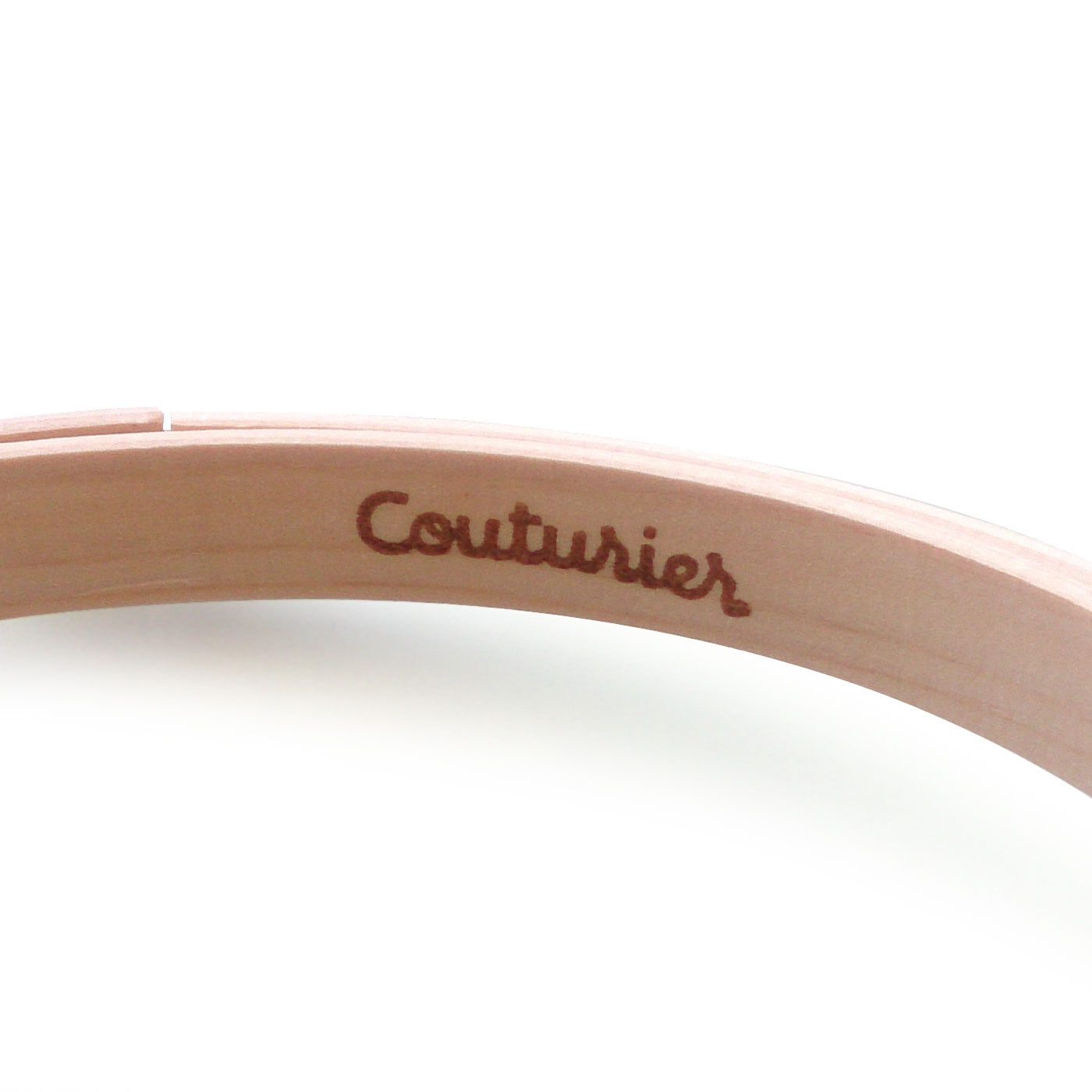 Couturier[クチュリエ]|小さめ面積を刺すのに便利　直径12cm刺しゅう枠|枠の内側にクチュリエオリジナルのロゴ入り。