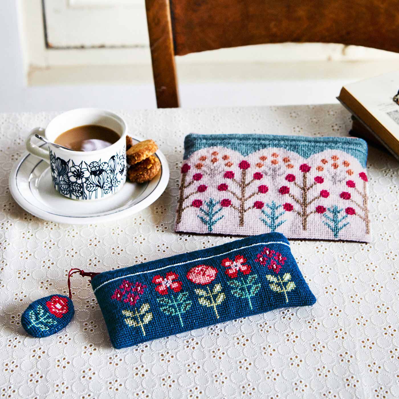 Couturier[クチュリエ]|【タイプが選べる】北欧の花と実を描く テキスタイルみたいなニードルポイントポーチ