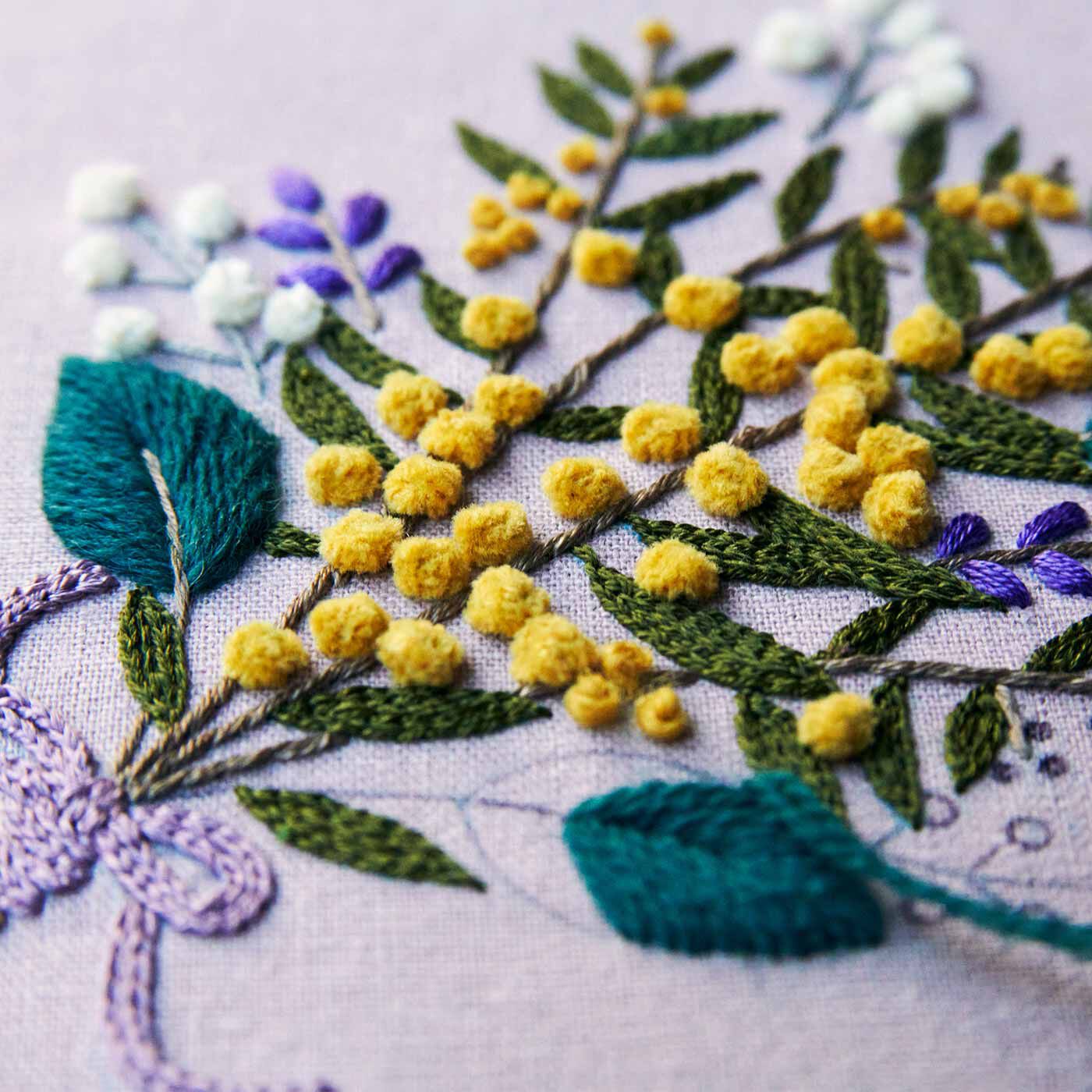 Couturier[クチュリエ]|心躍る季節に咲きほこる 花盛りのミモザ刺しゅうの会|モール糸を使ったフレンチノットステッチでふわふわポンポン。咲きほこるミモザを立体的に表現。