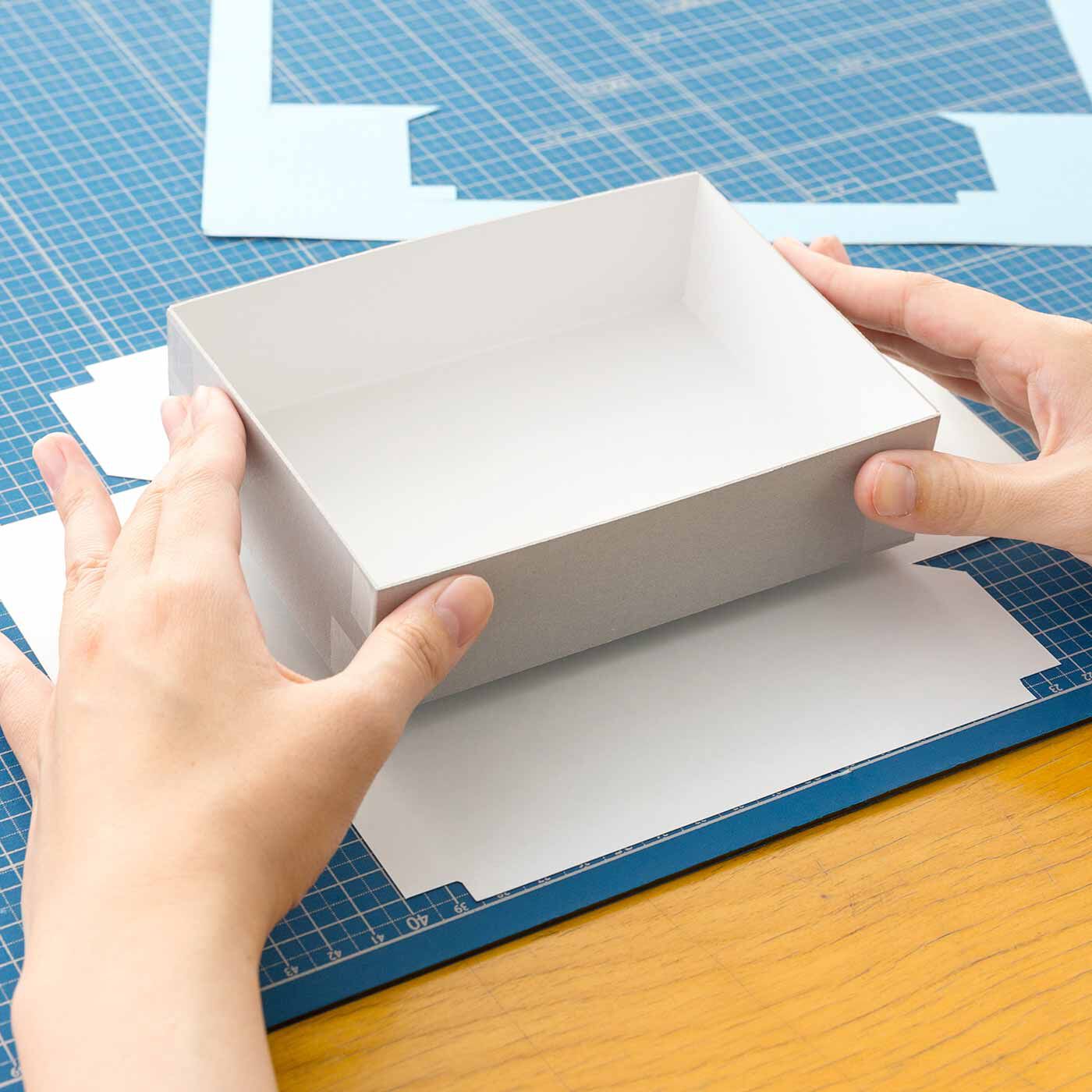 クチュリエ|かわいいデザインに心躍る はじめてでも簡単にできる紙箱づくりの会|カットした紙に組み立てた箱をゆっくりと貼り合わせていくだけ。