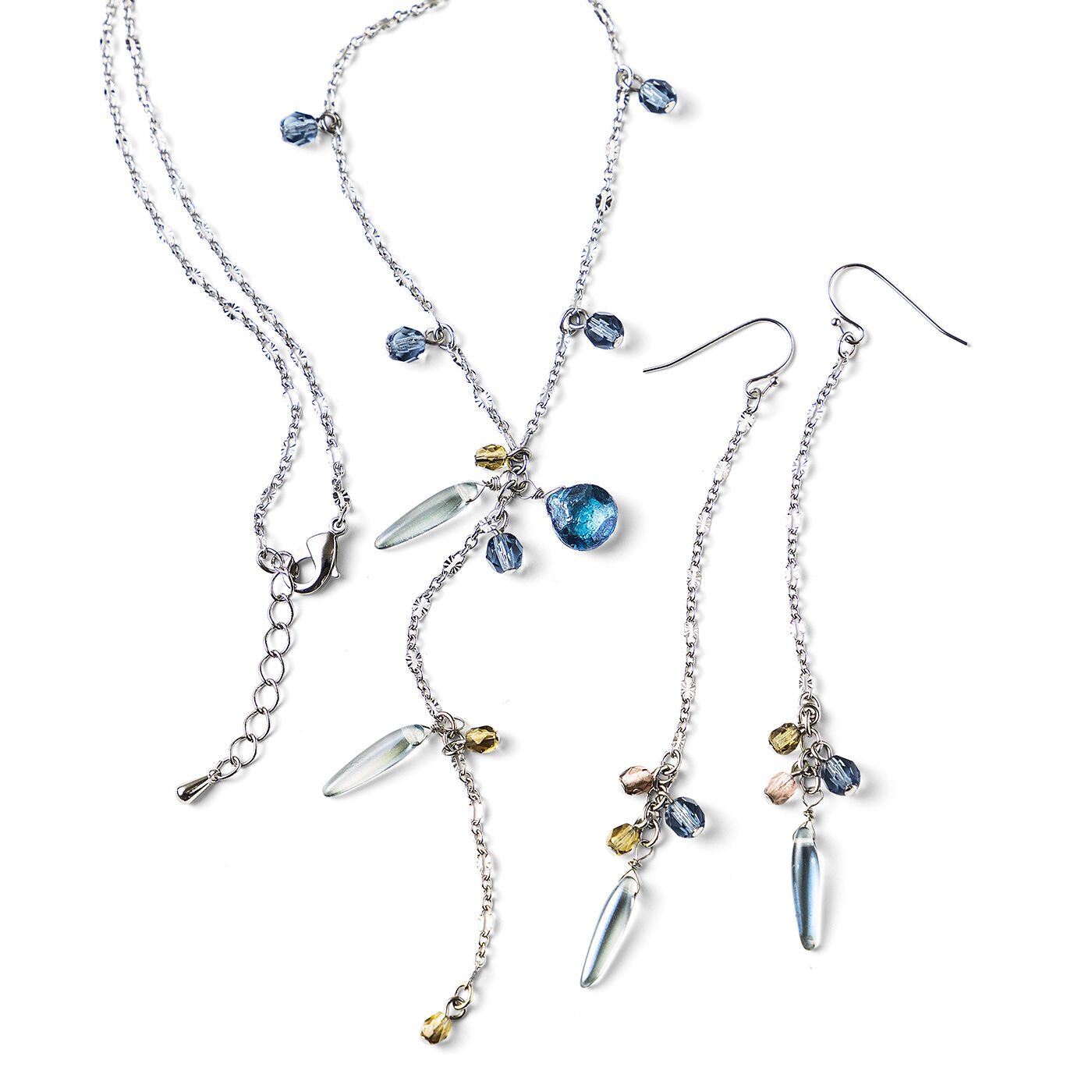 Couturier[クチュリエ]|【タイプが選べる】チェコの個性派ビーズがアクセントビーズワーク入門アクセサリー|4：しずくとつららイメージのイヤアクセサリーとネックレス アクセサリー作りに適したワイヤーを使って、シャンク巻きにトライ。ワイヤーやTピンを曲げたり巻いたり、ペンチの使い方を練習しながらペアアクセサリーを作ります。（約3時間）
