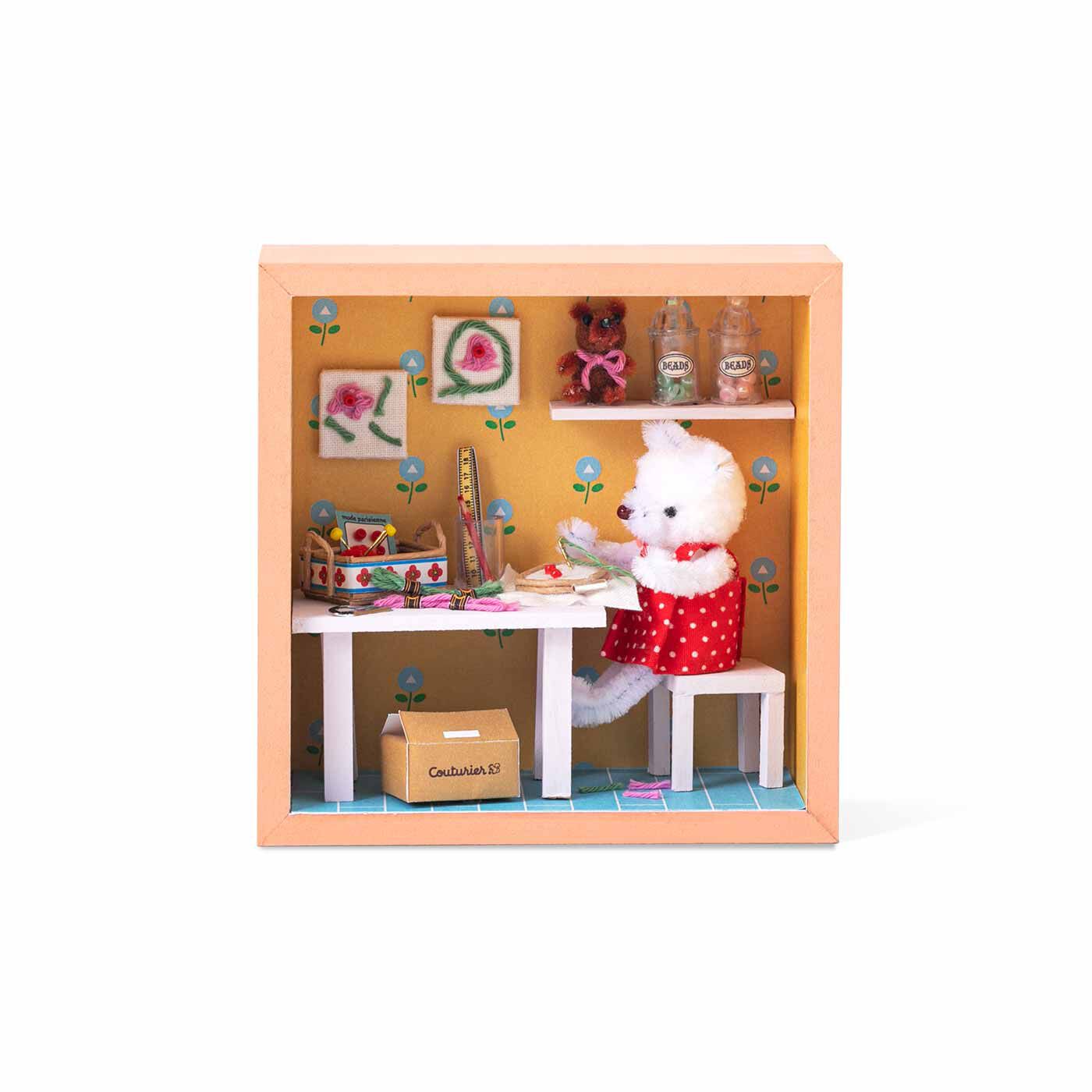 Couturier[クチュリエ]|【タイプが選べる】くすっと笑える動物たちの暮らし 小さな世界が広がるミニチュアボックス|12：【下手の横好き】手芸が大好きなクマさんは今日も刺しゅうに夢中です。不器用だけど、情熱いっぱいのクマさんなのです。