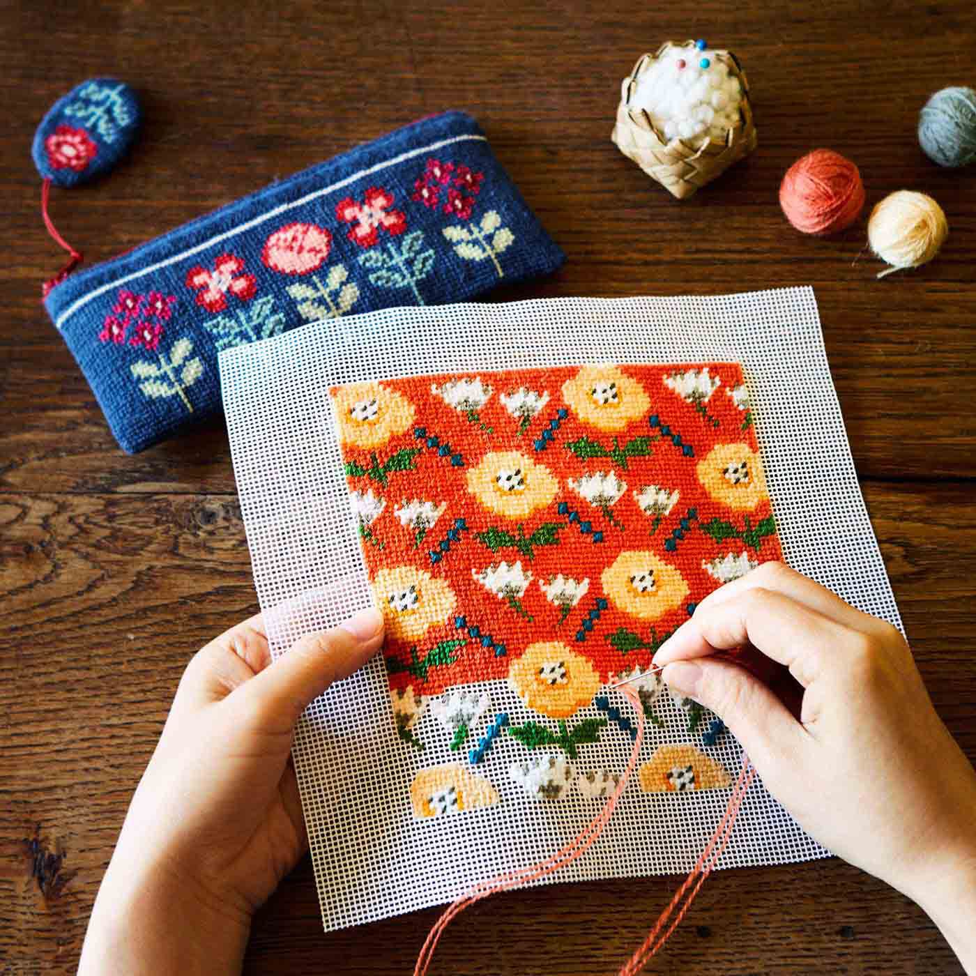 Couturier[クチュリエ]|【タイプが選べる】北欧の花と実を描く テキスタイルみたいなニードルポイントポーチ|図案に沿って、メッシュ布を毛糸でちくちく刺し埋めて。