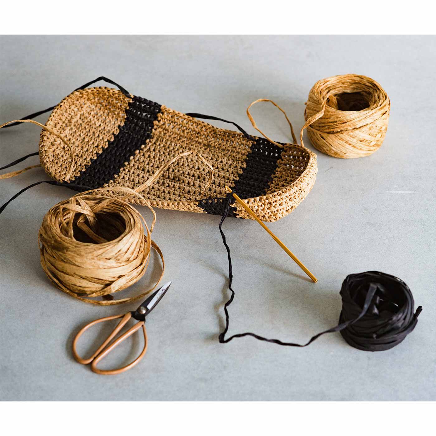 クチュリエ|軽くて丈夫なマニラヘンプヤーンで編む かぎ針編みバッグの会|密度の高いこま編みで底部分から編み始めます。基本的な編み方をコツコツ繰り返すだけなので簡単。