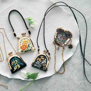 Couturier | 可憐な草花 お守り刺しゅうミニがまぐちキット