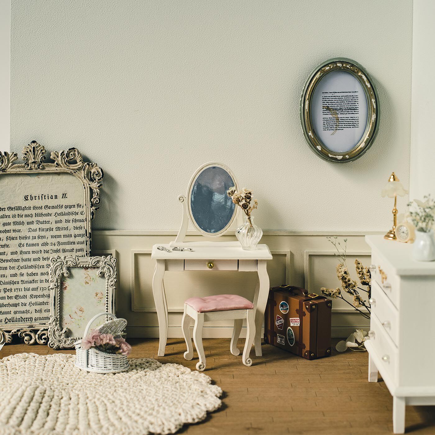 クチュリエ|ロマンティックな雰囲気をまとったミニチュア家具キット ～ドレッサー～|曲線が美しい猫脚とロマンティックなホワイトが印象的。