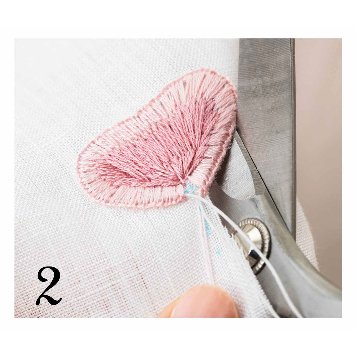 Couturier|多彩な花を咲かせて立体的な刺しゅうを楽しむ スタンプワークの会|刺しゅうのふちをハサミでカットします。