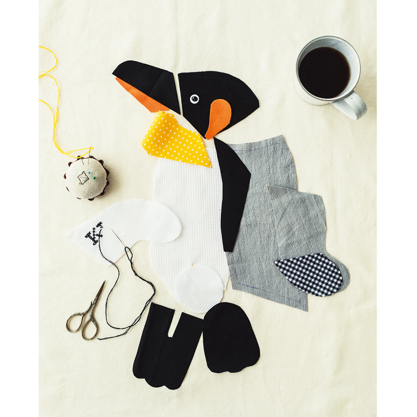 クチュリエ|旭山動物園・ボルネオの森応援商品　ハッピートイズプロジェクト　おさんぽ大好きキングペンギン　パッチワークぬいぐるみ|作り方説明書は刺しゅう図案つき♪