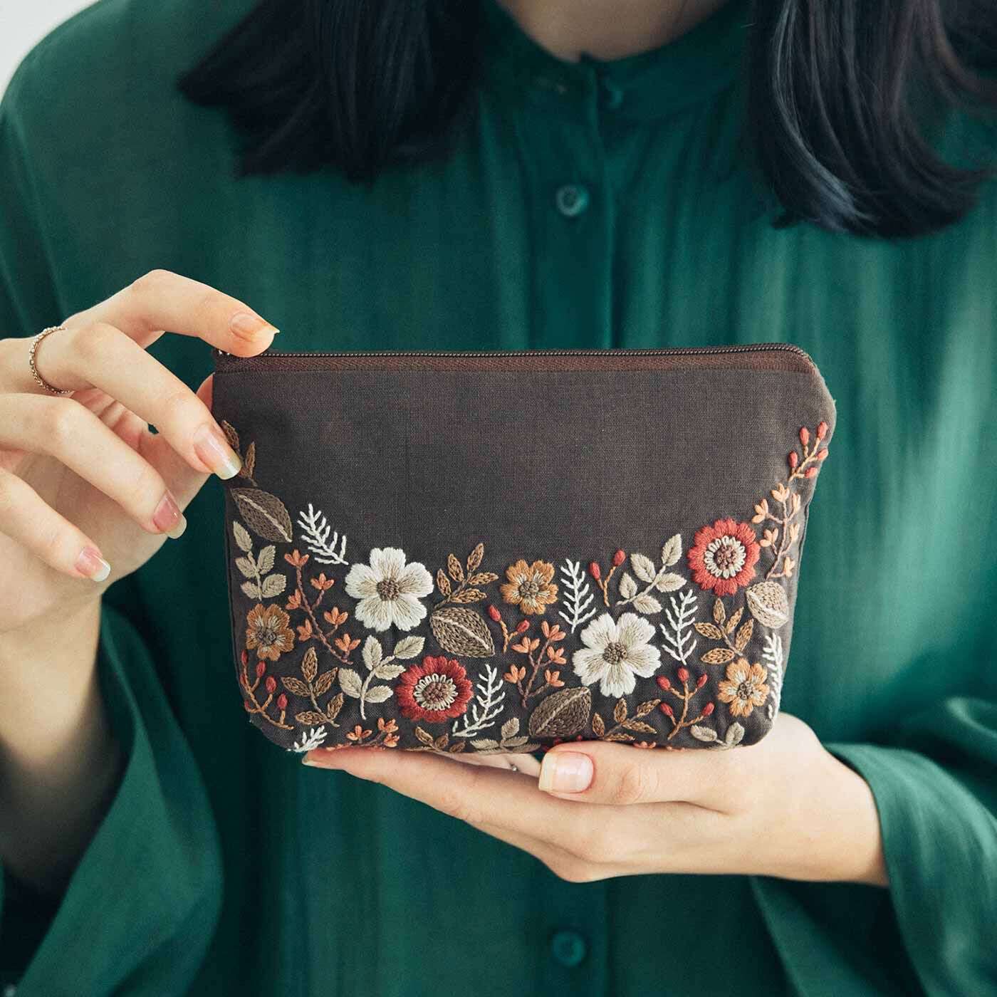 Couturier[クチュリエ]|大人カラーの色遣い 花園に可憐に咲きほこる 刺しゅう布小物の会|図案は印刷済みだから刺しゅうしやすい。