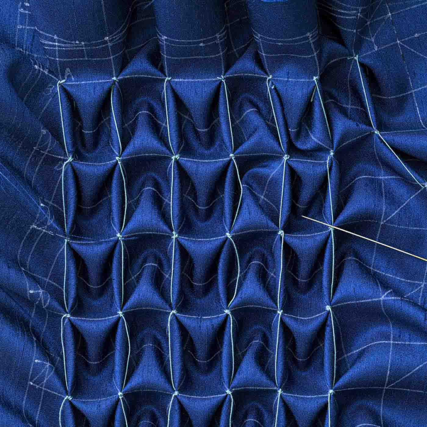 Couturier[クチュリエ]|ラティススモッキングで浮かび上がる立体模様 デイリーに使える シャイニーポーチの会|（3）図案に沿って（1）（2）を繰り返す。