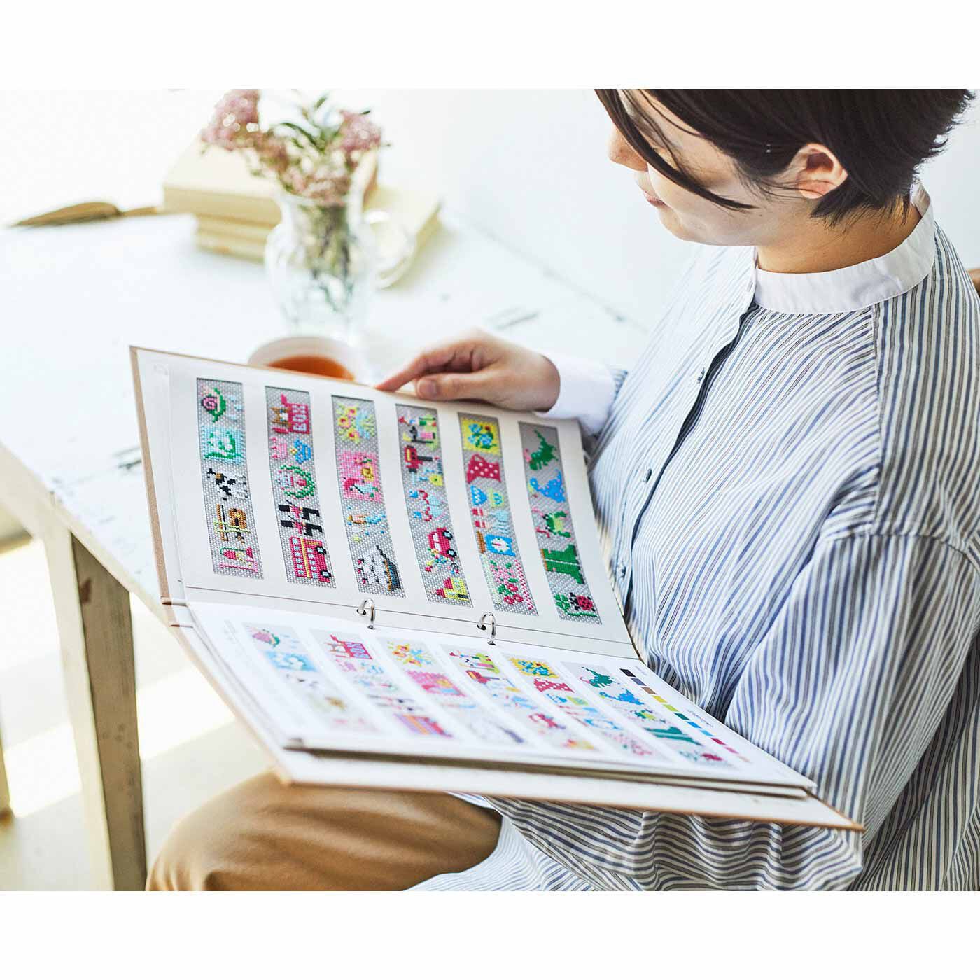 Couturier[クチュリエ]|毎日ちくちく 12ヵ月をつづる クロスステッチ・ピクチャーブックの会|見開きで、図案と刺しゅう見本をファイリングできるので便利。