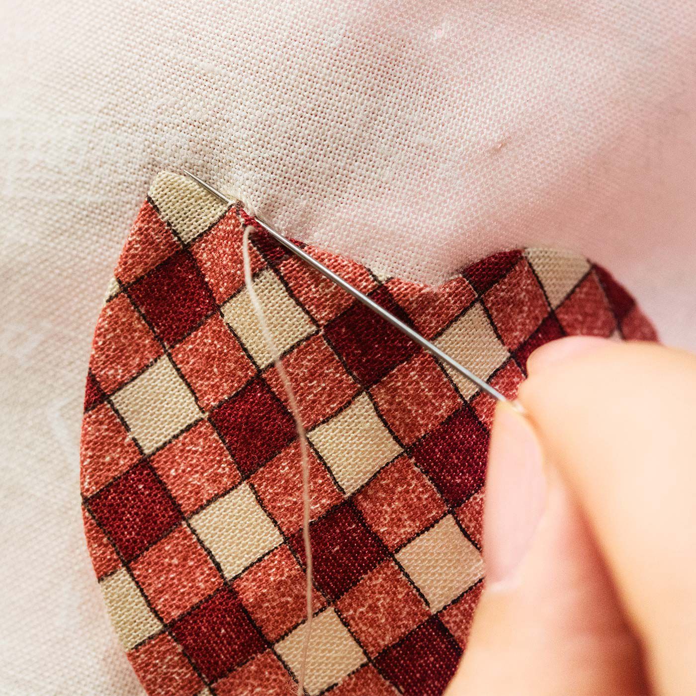 Couturier[クチュリエ]|サンボンネット・スーの楽しい毎日をつづるアップリケキルトの会|実物大図案を参照にして形作った各ピースを、たてまつりでアップリケします。