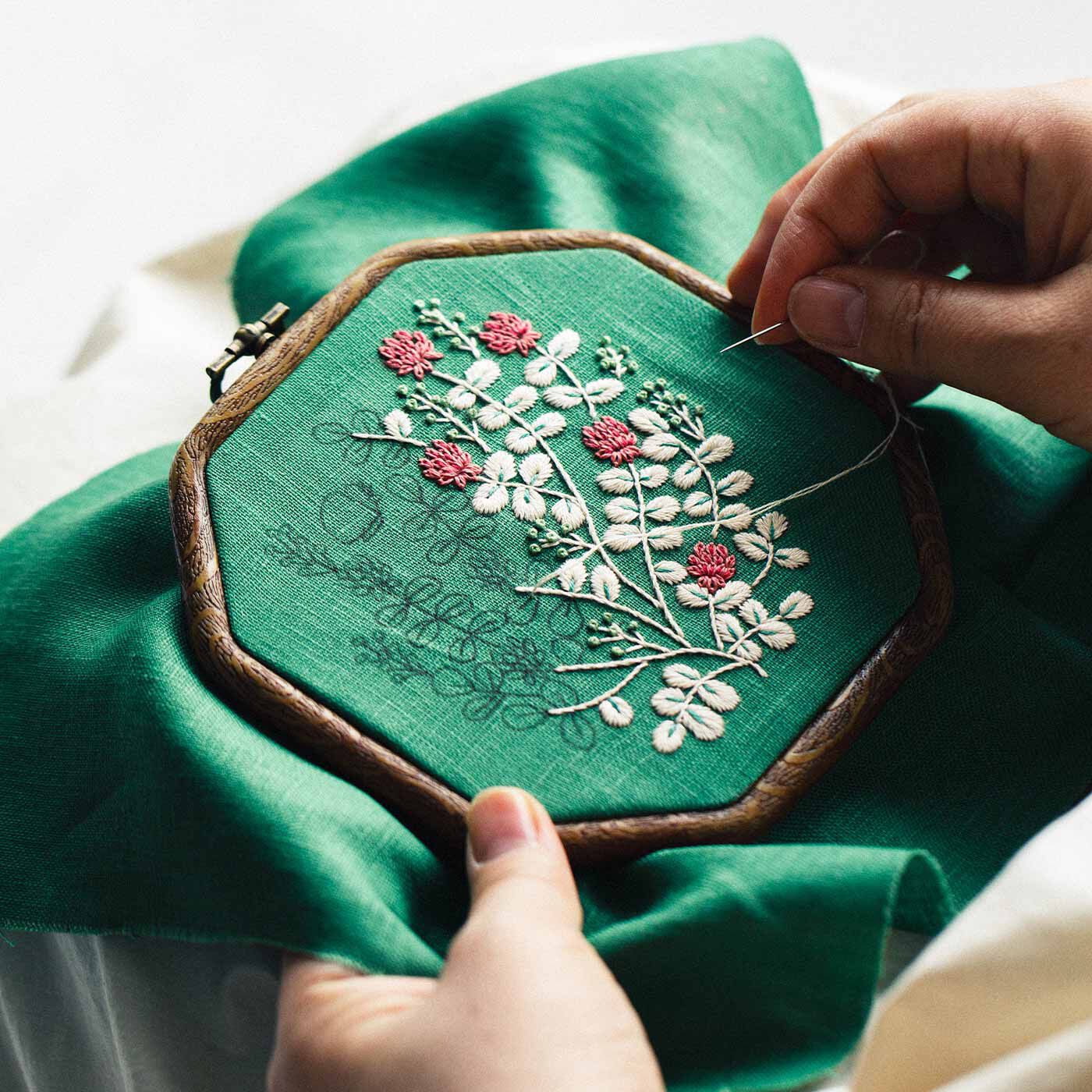 マカベ　アリスさんの季節のうつろいを感じるお花の刺繍ブローチ フェリシモ マカベ アリスさんの季節のうつろいを感じる お花の