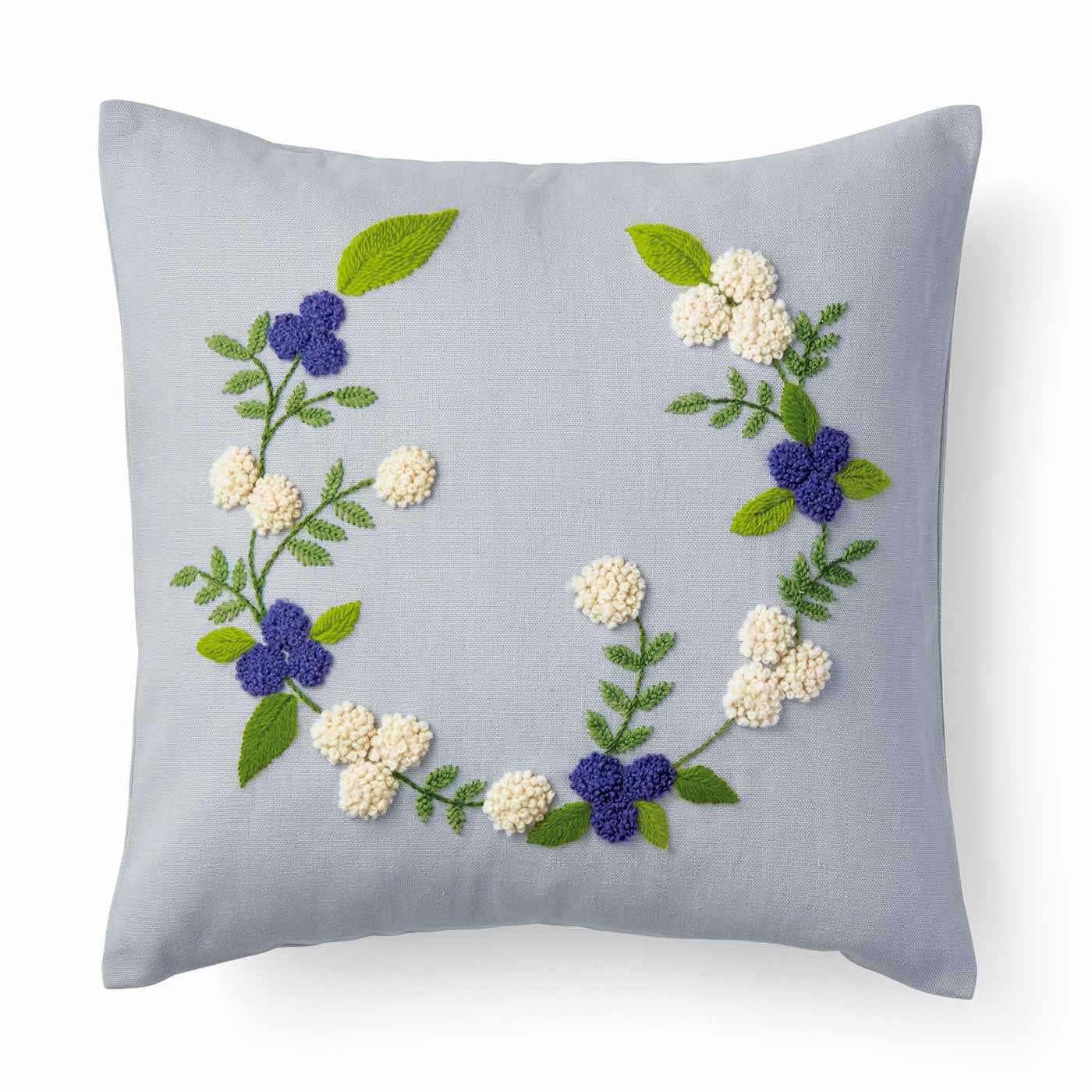 刺繍のクッションカバー「世界の切手I」        