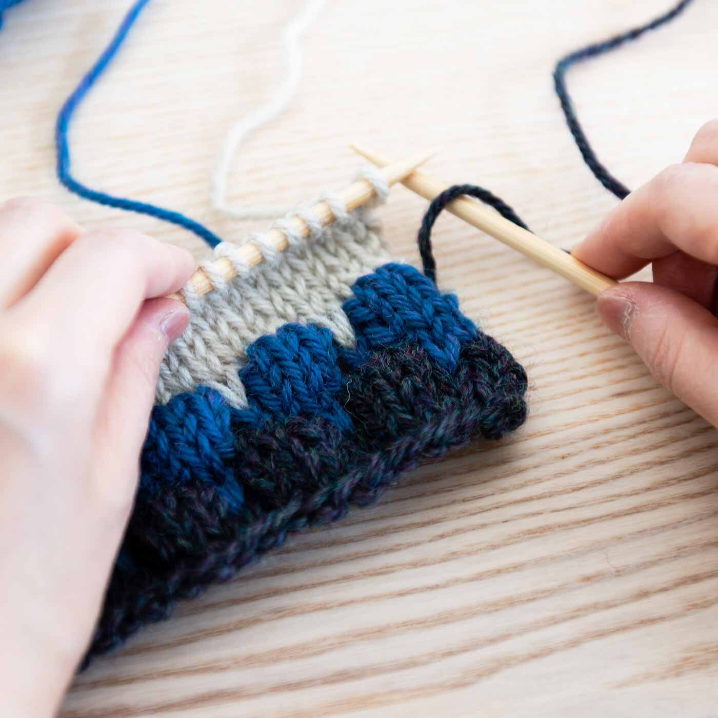 クチュリエ|毛糸で編んで謎解き気分 手ごたえ棒針編みバッグの会|不思議な模様のヒミツは編み方の組み合わせ。編み目の見やすい太さの毛糸を使います。