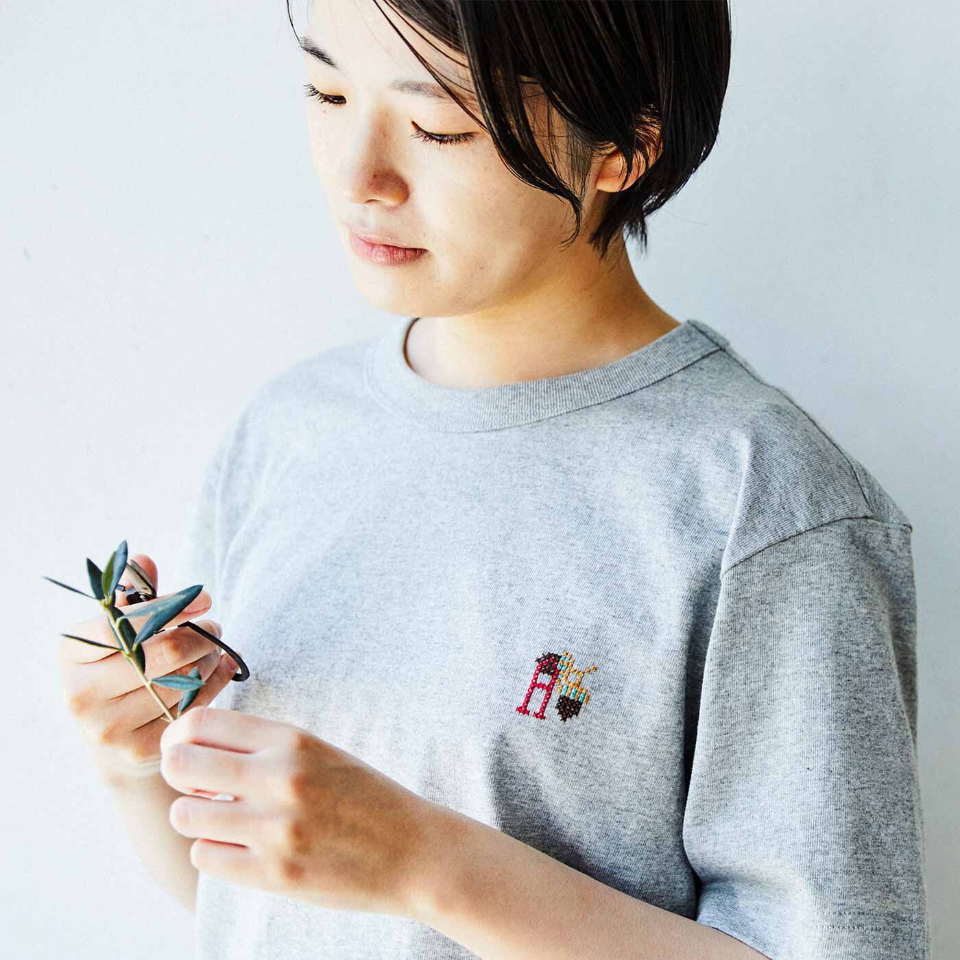 Couturier[クチュリエ]|毎日ちくちく 12ヵ月をつづる クロスステッチ・ピクチャーブックの会|「抜きキャンバス」を使えば、手持ちのハンカチや服などマス目のない素材へのワンポイントも簡単に！