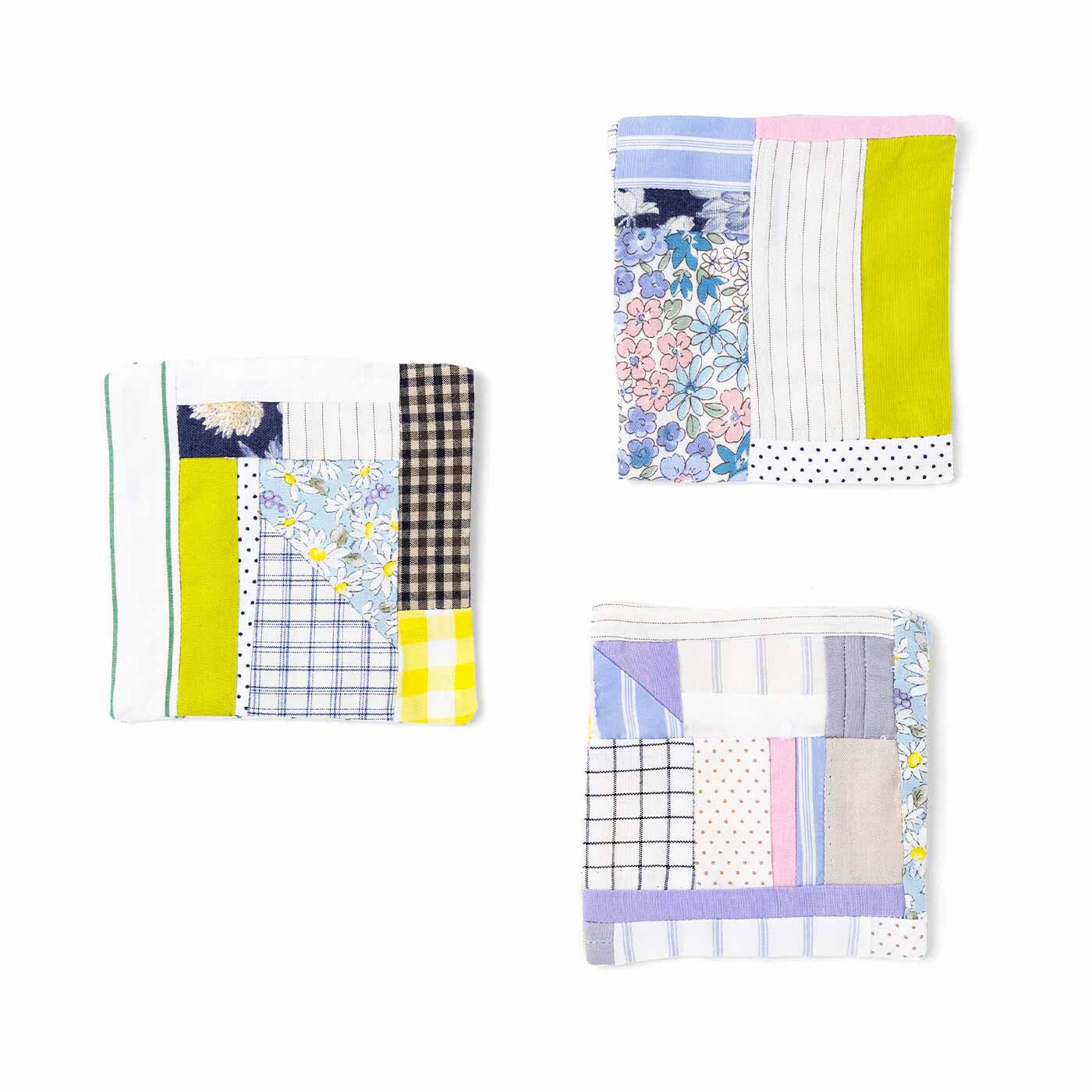 Couturier[クチュリエ]|HANDMADEが気になってきたら tekitaraとラブ＆ピースな気持ちで作った パッチワークプロジェクトバッグの会|どんなに小さな布の切れ端も、宝ものに見えてくるのが手づくりマジック。プロジェクトバッグとおそろいのコースターでひと息ついて。