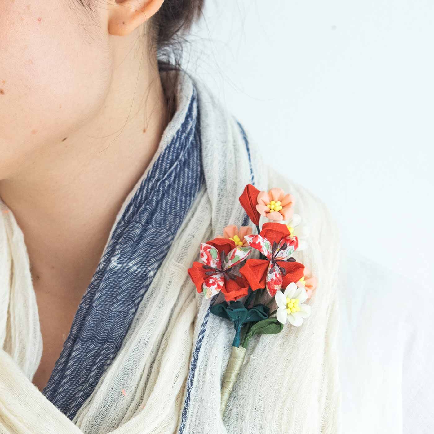 クチュリエ|繊細さにうっとり 毎日をやさしく彩る つまみ細工の小さな花束の会|セットのブローチピンでお気に入りの花をまとめてコサージュに。