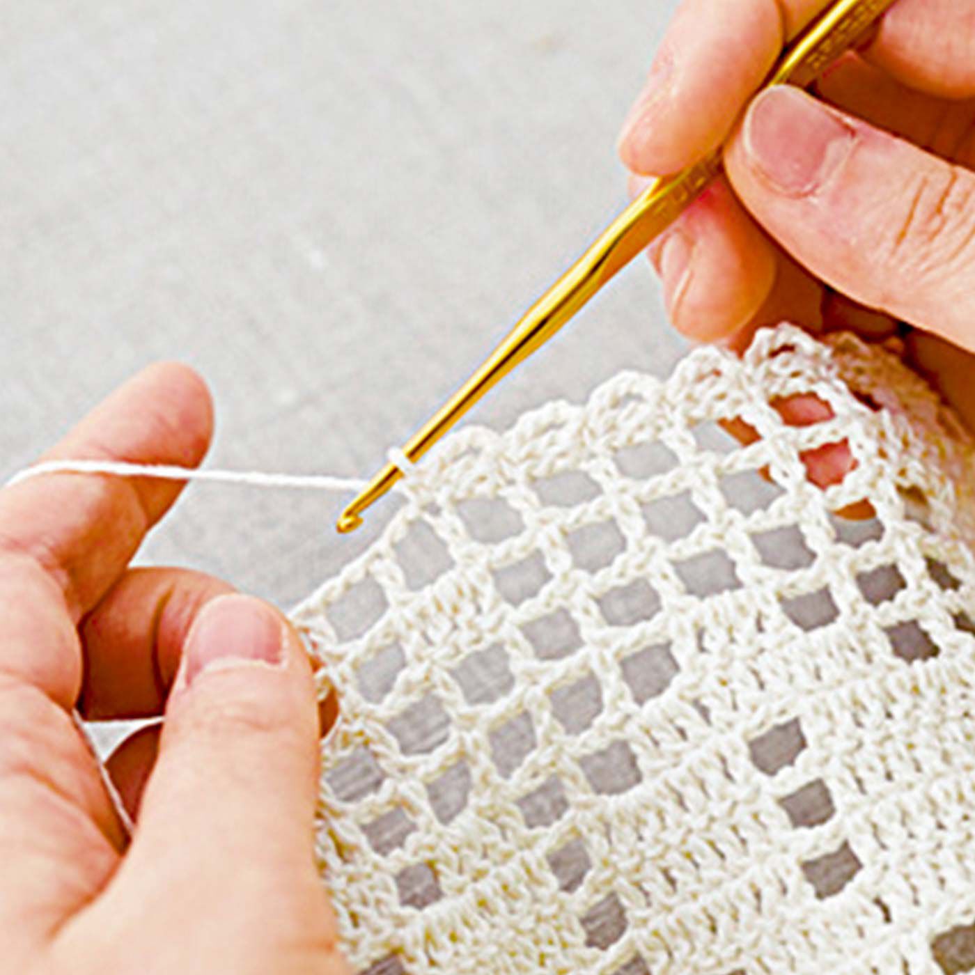 クチュリエ|ふんわりやさしい色でつなぐ　方眼編みと模様編みドイリーの会|ふち編みを付けて仕上げます。