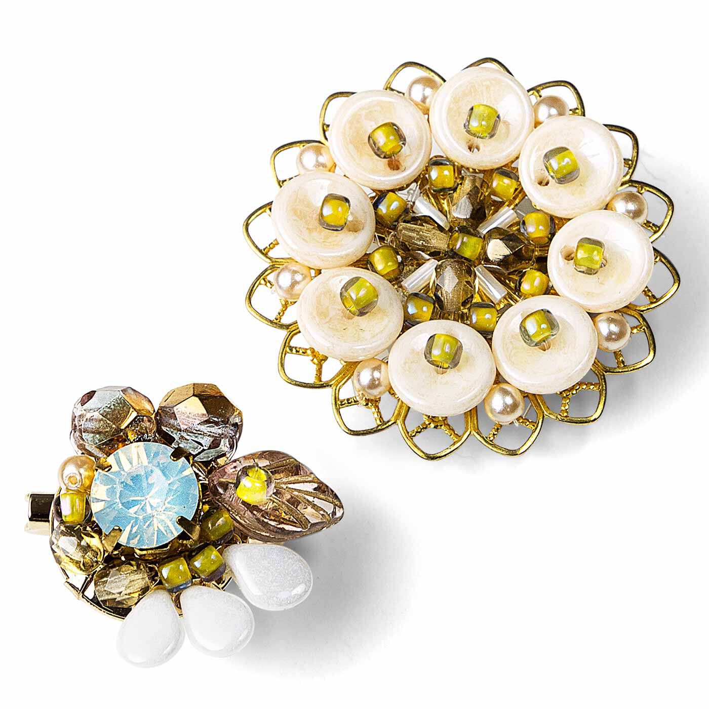 Couturier[クチュリエ]|【タイプが選べる】チェコの個性派ビーズがアクセントビーズワーク入門アクセサリー|3：ボタニカルカラーのブローチセット シャワー台と透かしパーツ、土台の違う2種類のブローチ作りを体験。石座にビジューパーツをはめるなど、サイズも種類もさまざまなビーズをテグスで土台に編み付けます。（約3時間）