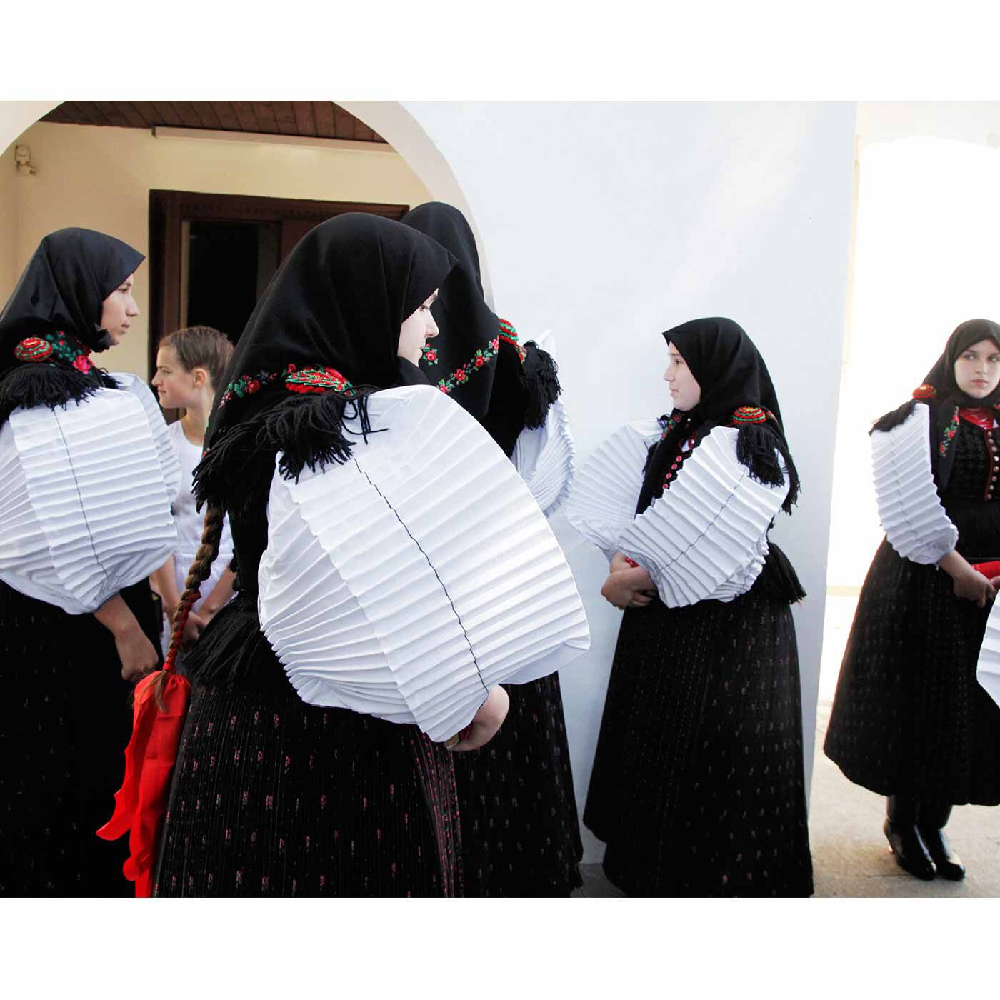 クチュリエ|トランシルヴァニアからの贈りもの シク村のアウトライン刺しゅうのタペストリーの会|美しい民族衣装を着たシク村の女性たち。アコーディオンのように大きく広がった袖が特徴的。
