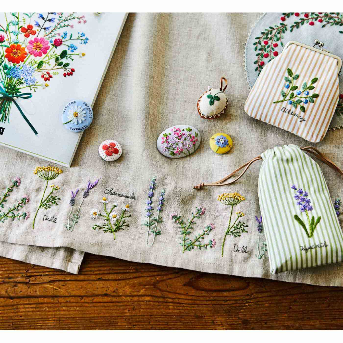 クチュリエ|季節のお花で暮らしに彩りを 187の刺繍デザイン 青木 和子さんのお庭から