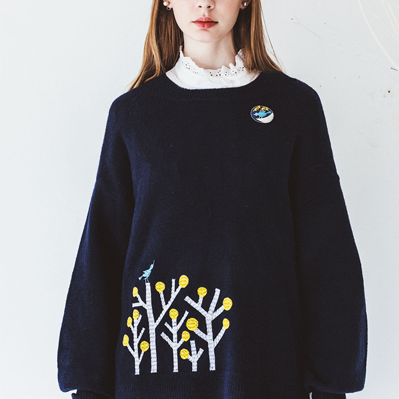 Couturier[クチュリエ]|IEDIT×Couturierコラボ　マカベ アリスさんのことりモチーフのブローチ|「 マカベアリスさんとつくった冬木立にことりが美しいニット」と一緒に。