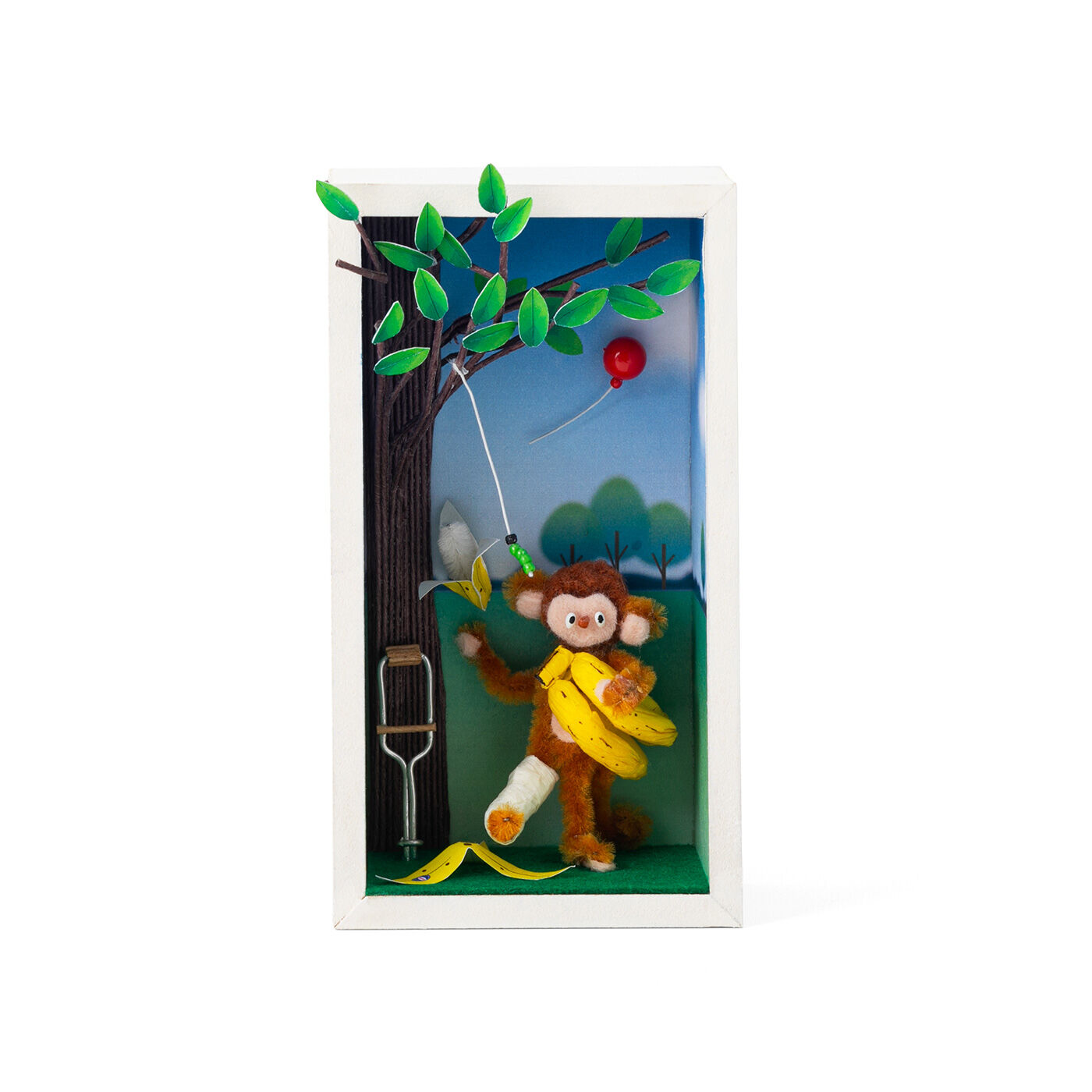 Couturier[クチュリエ]|【タイプが選べる】くすっと笑える動物たちの暮らし 小さな世界が広がるミニチュアボックス|8：【サルも木から落ちる】　得意の木登りに失敗して骨を折ったおさるくん。お見舞いにもらったバナナの皮ですべって大ピンチに！