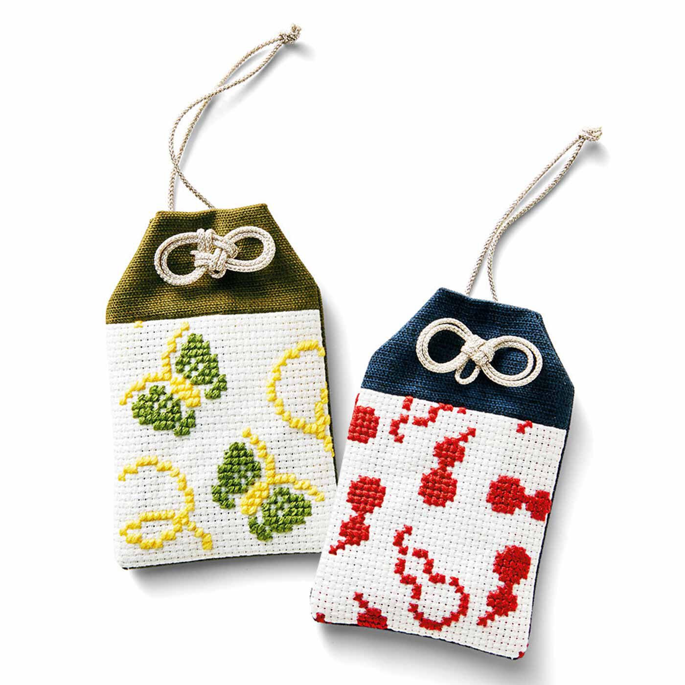 クチュリエ|文様並びが楽しい　日本の伝統色でつづるクロスステッチの会|小さなお守り袋に仕立てて贈りものに。