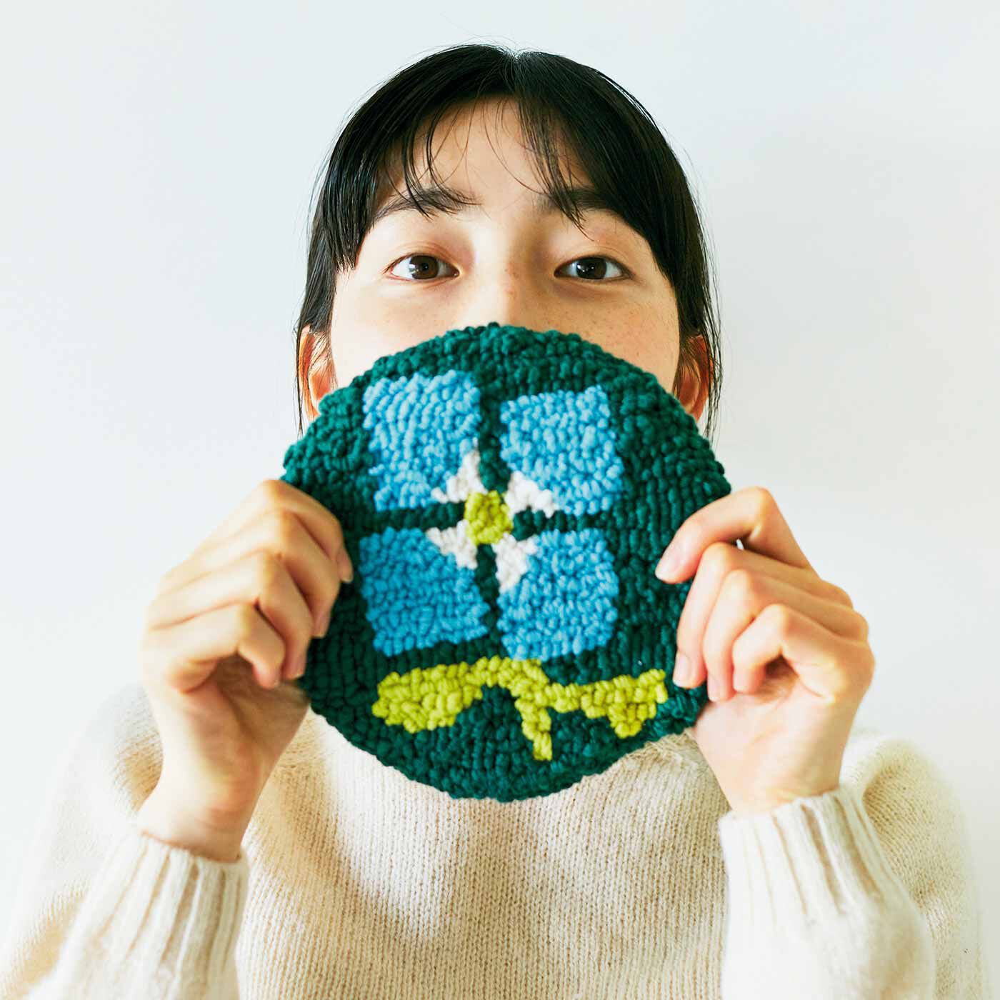 Couturier|新感覚！ パンチニードルで作るボタニカルガーデン もこもこラグの会|裏にもこもこループができます。