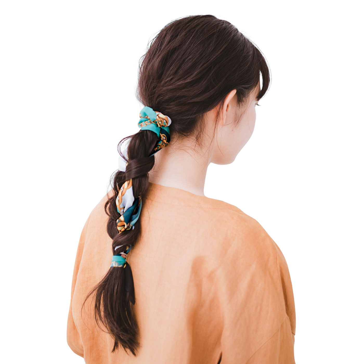 ミニツク|ミニツク チョコット 美容師さん監修！ 華やぐ大人のヘアアクセの会|Tシャツにデニムといったラフな格好でも、さっと身につけるだけでおしゃれでこなれた印象に。シュシュとスカーフは簡単にはずせるので単体使いもOK。