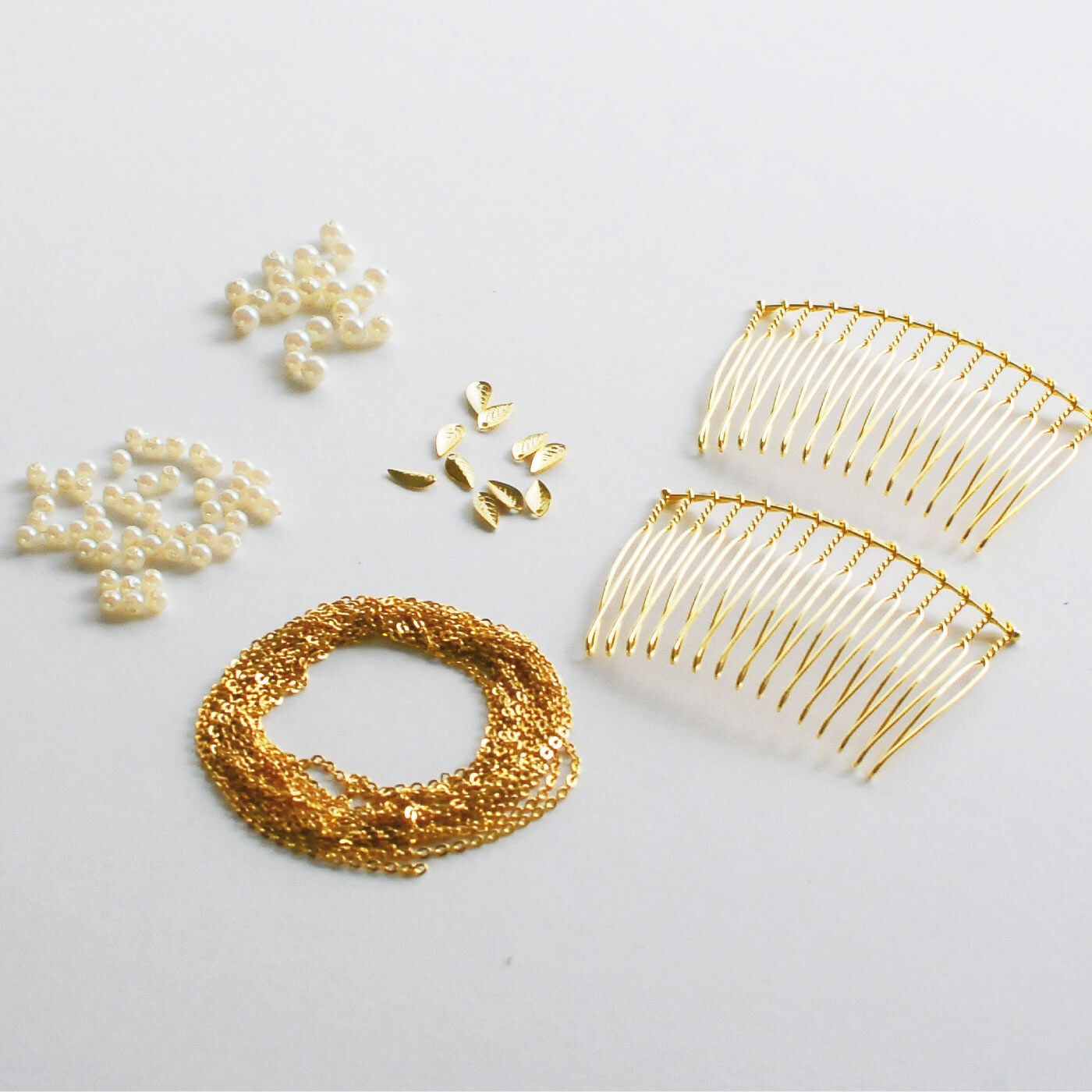 ミニツク|華奢アクセサリーレッスンプログラム 追加購入用ネックレスチェーン・髪飾りベースセット|材料セット：プラスティックパール（3ｍｍ）５０個、（4ｍｍ）20個、ヘアコームベース２個、葉っぱパーツ１０個、チェーン（直径約1.6ｍｍ）約2ｍ