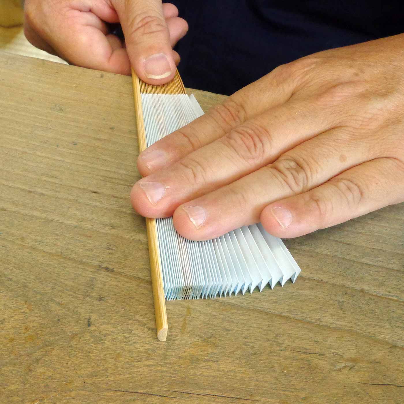 ミニツク|【7月分以降よりお届け】たおやかに涼を納る 宝相華が舞う京の紙扇子|京都の職人さんの手により、ひとつひとつていねいに作られています。